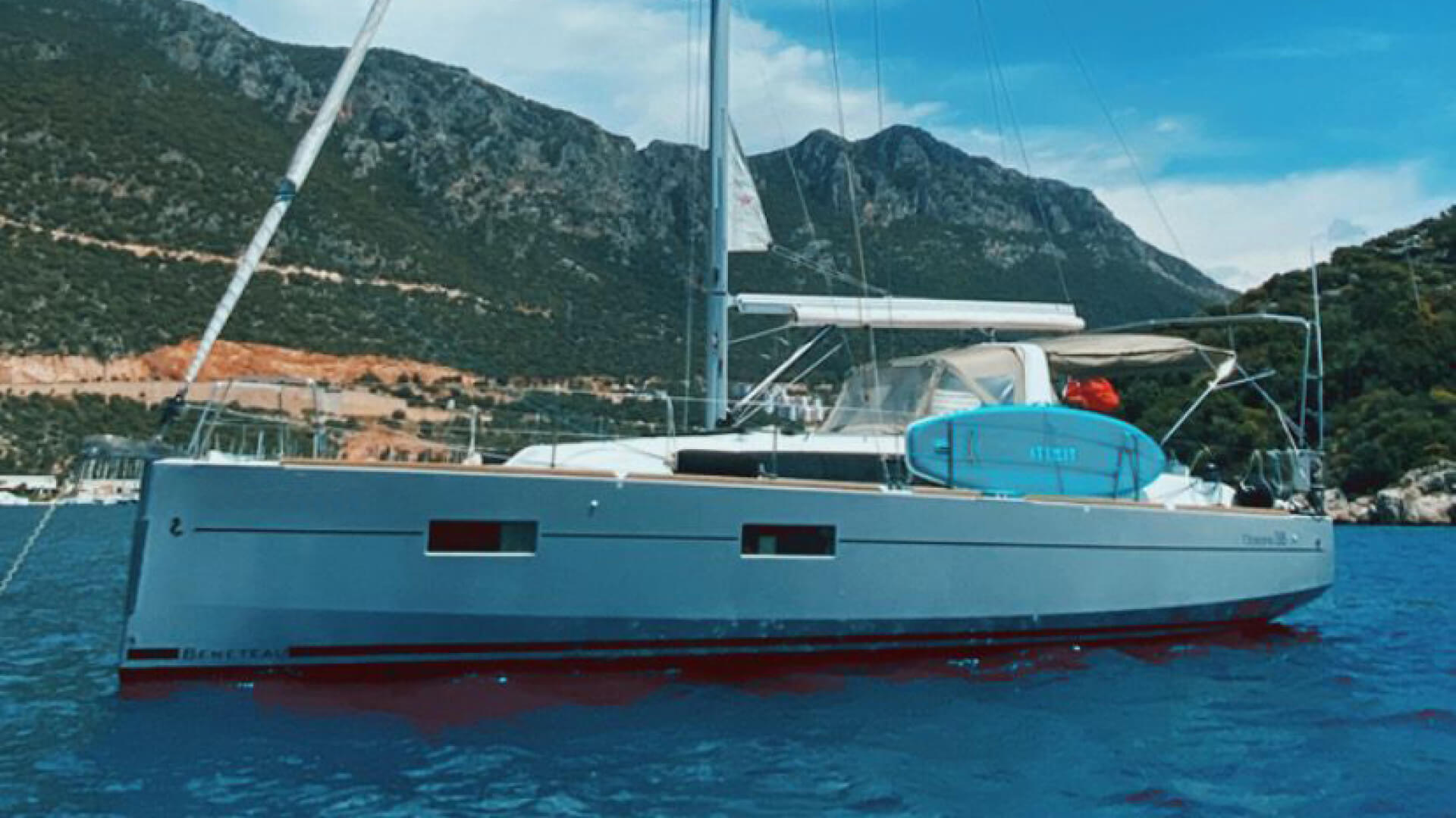 Kiralık Beneteau Oceanis 38 İle Şimdi Mutluluğa Yelken Açın!