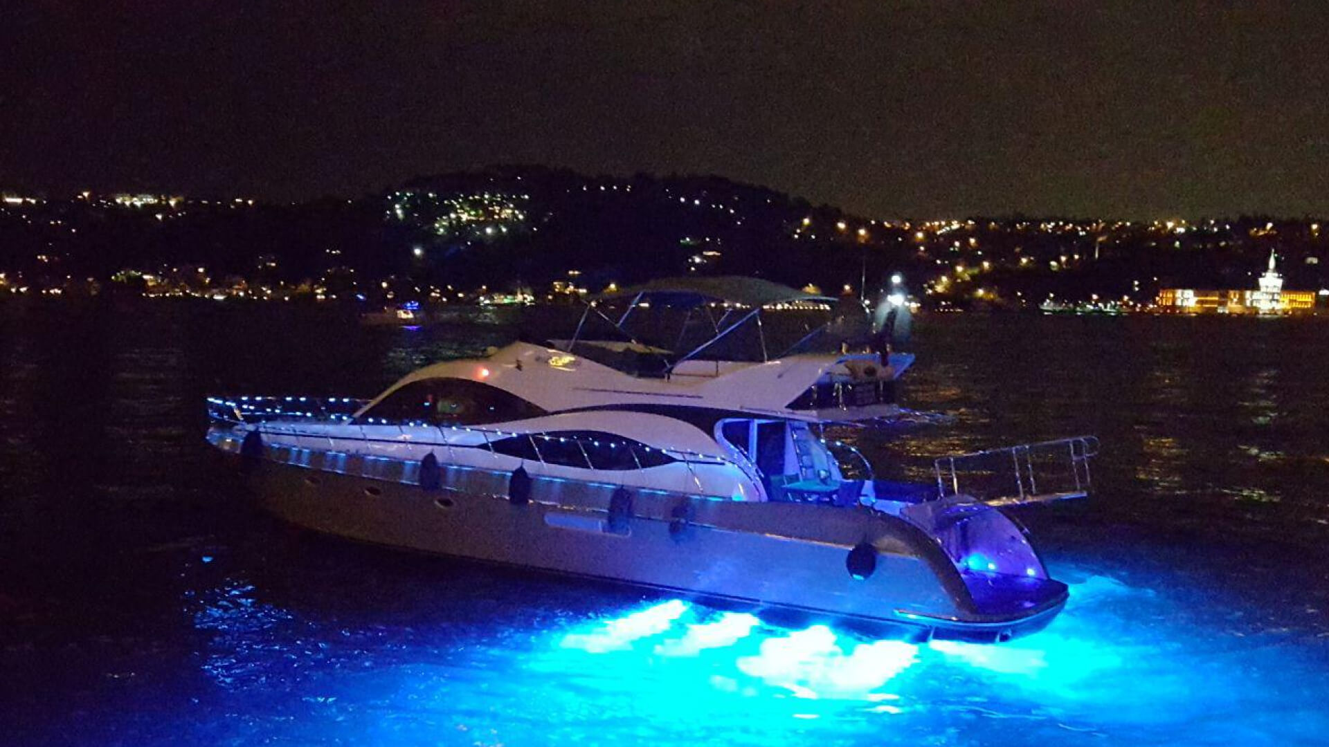 İstanbul Boğaz Turu 12 Kişi Motoryat Kiralama