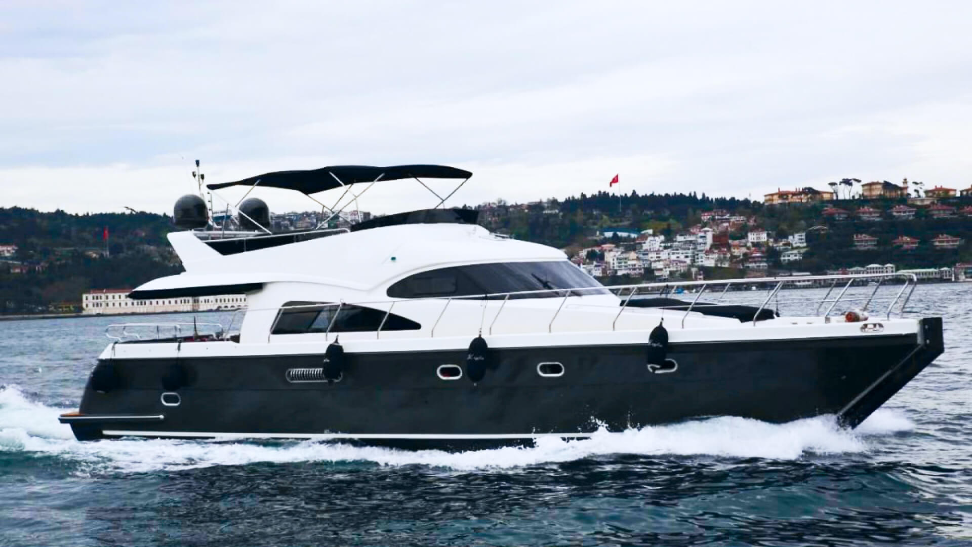 Bebek Lux Motoryat Kiralama Özel Yapım Boğaz Gezi Teknesi