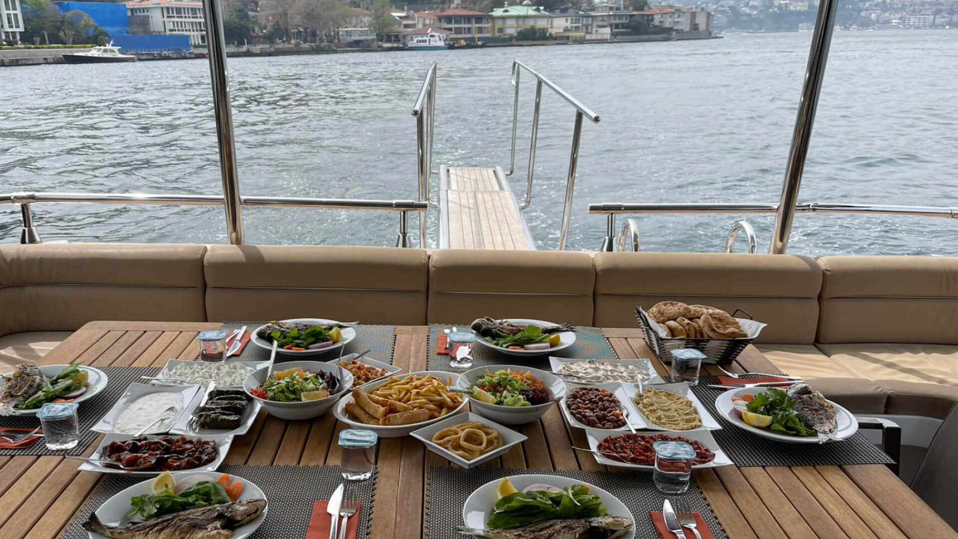 Bebek Lux Motoryat Kiralama Özel Yapım Boğaz Boğaz Tur Teknesi