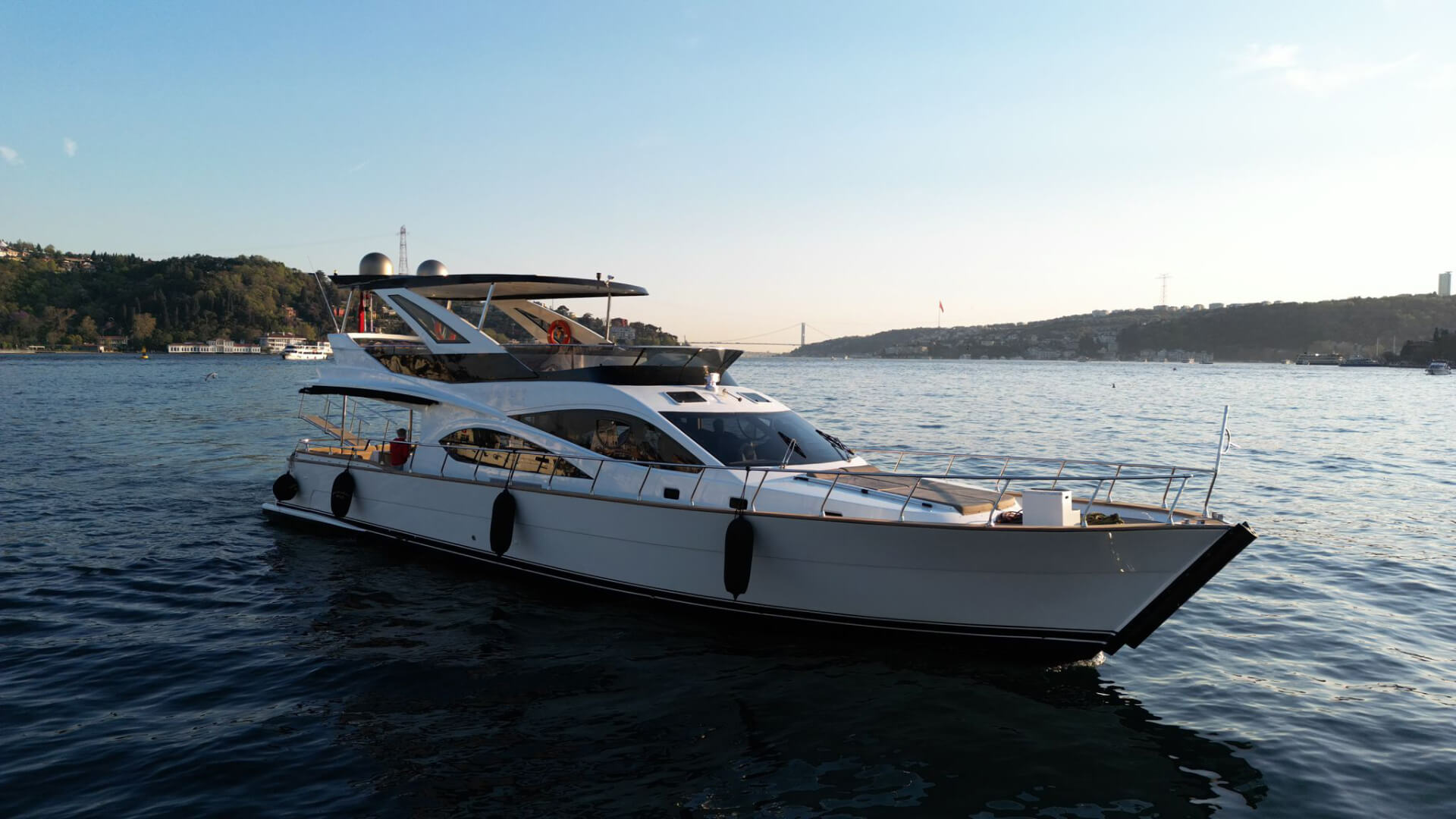 Bebek Lux Motoryat Kiralama Özel Yapım Boğaz Boğaz Tur Teknesi