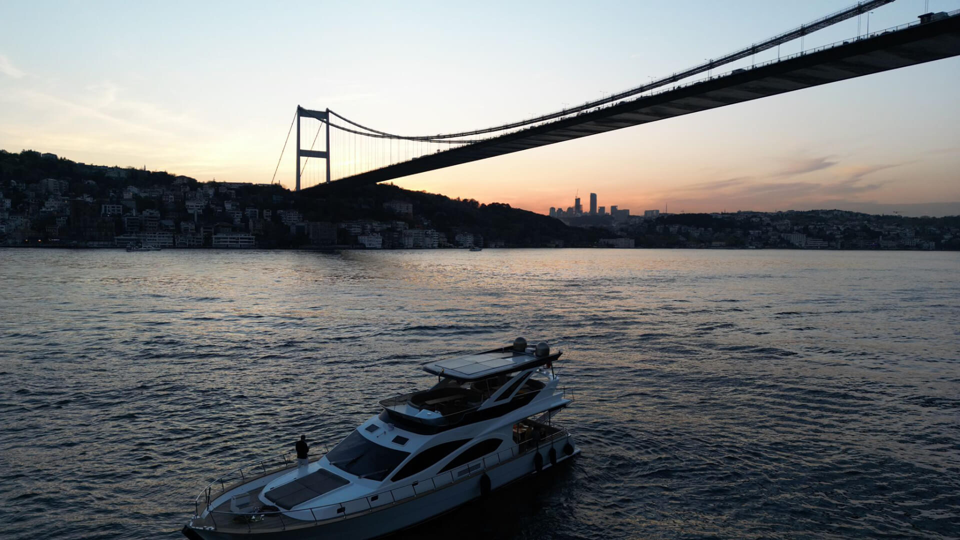 Bebek Lux Motoryat Kiralama Özel Yapım Boğaz Boğaz Tur Teknesi