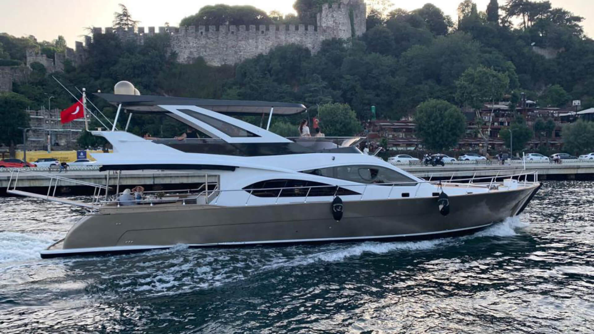 Bebek Lux Motoryat Kiralama Özel Yapım Boğaz Boğaz Tur Teknesi