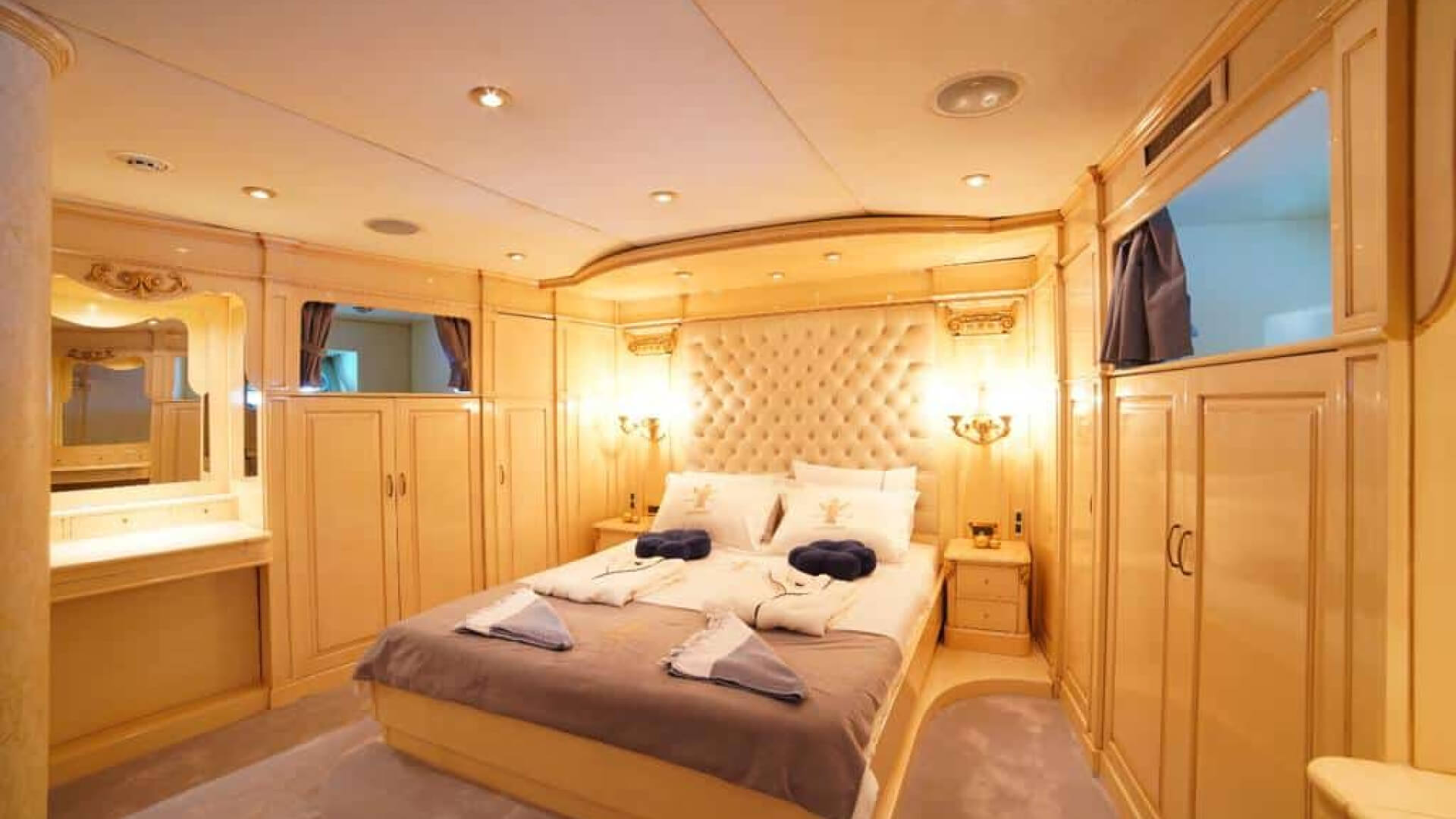 Exclusive Motoryat Kiralama 5 Kabin 50 Metre 