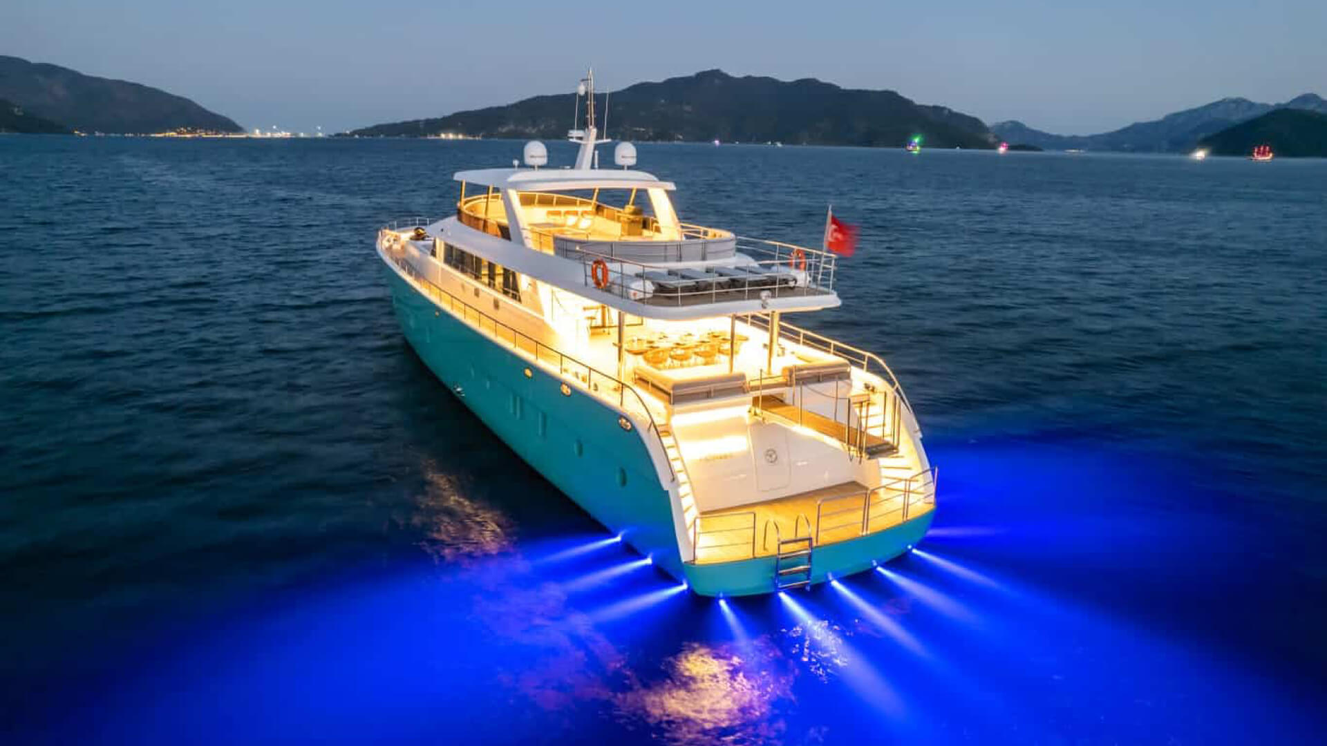 Exclusive Süperyat Kiralama 6 kabin 42 Metre 