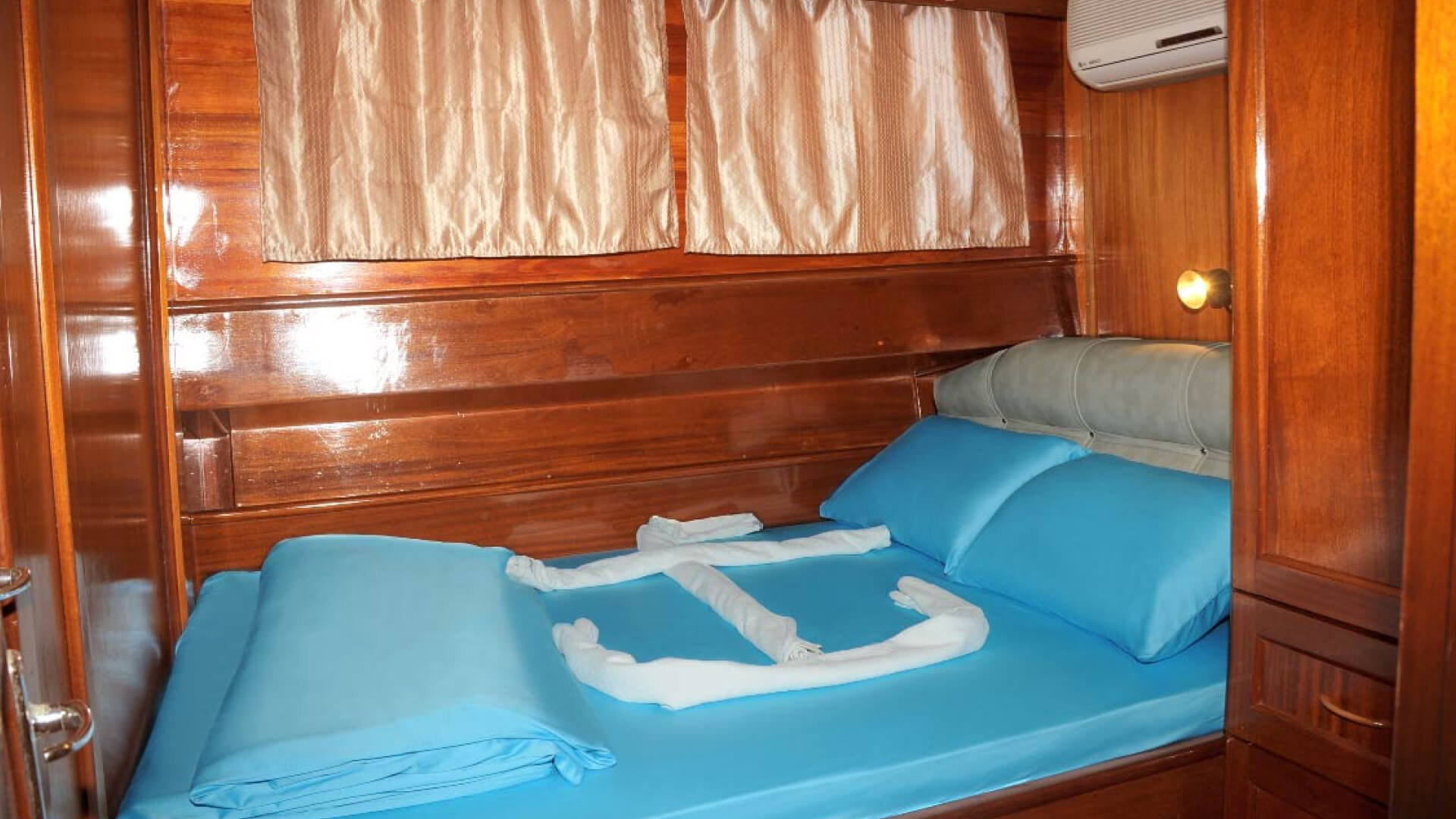 Mavi Yolculuk Turu Özel Kiralık 8 Kabin Lux Gulet 28 Metre