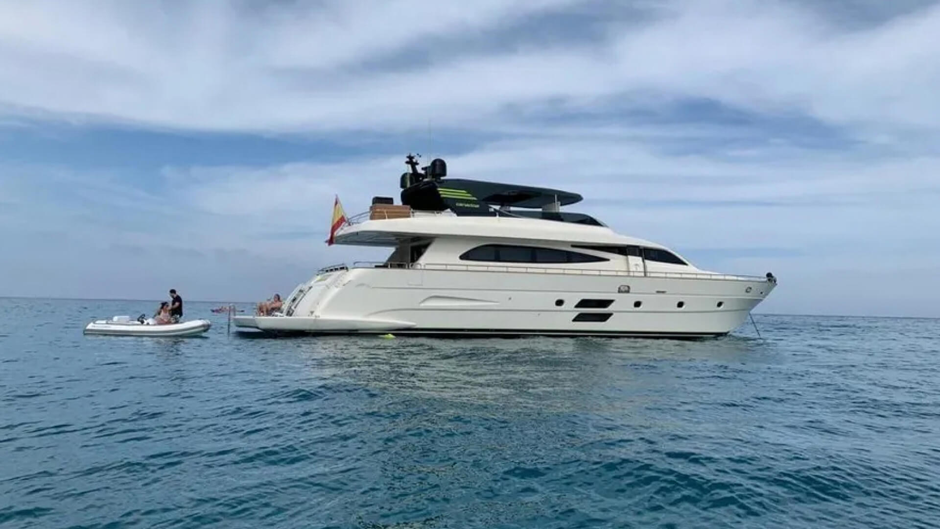 Lux Motoryat Kiralama 4 Kabin 27 Metre