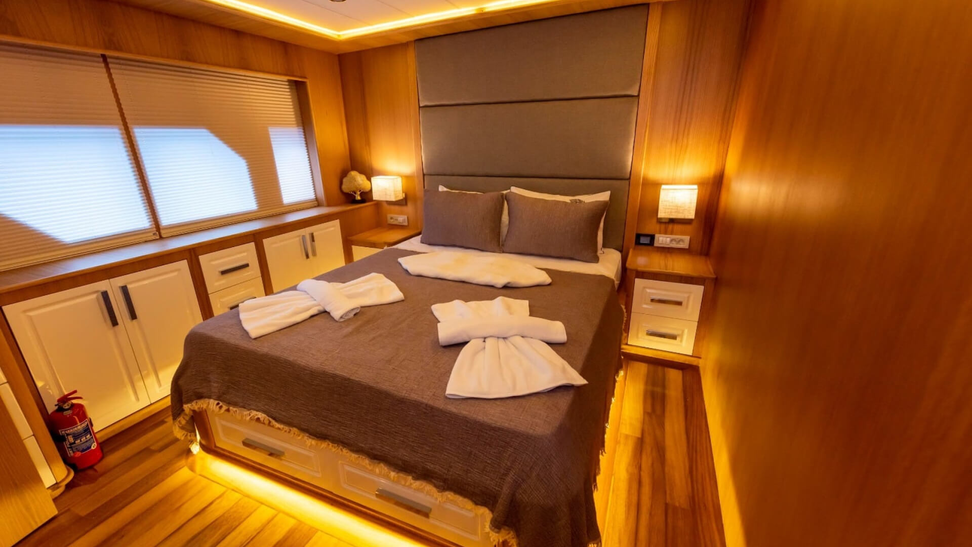 Lux Trawler Kiralama 5 Kabin 26 Metre