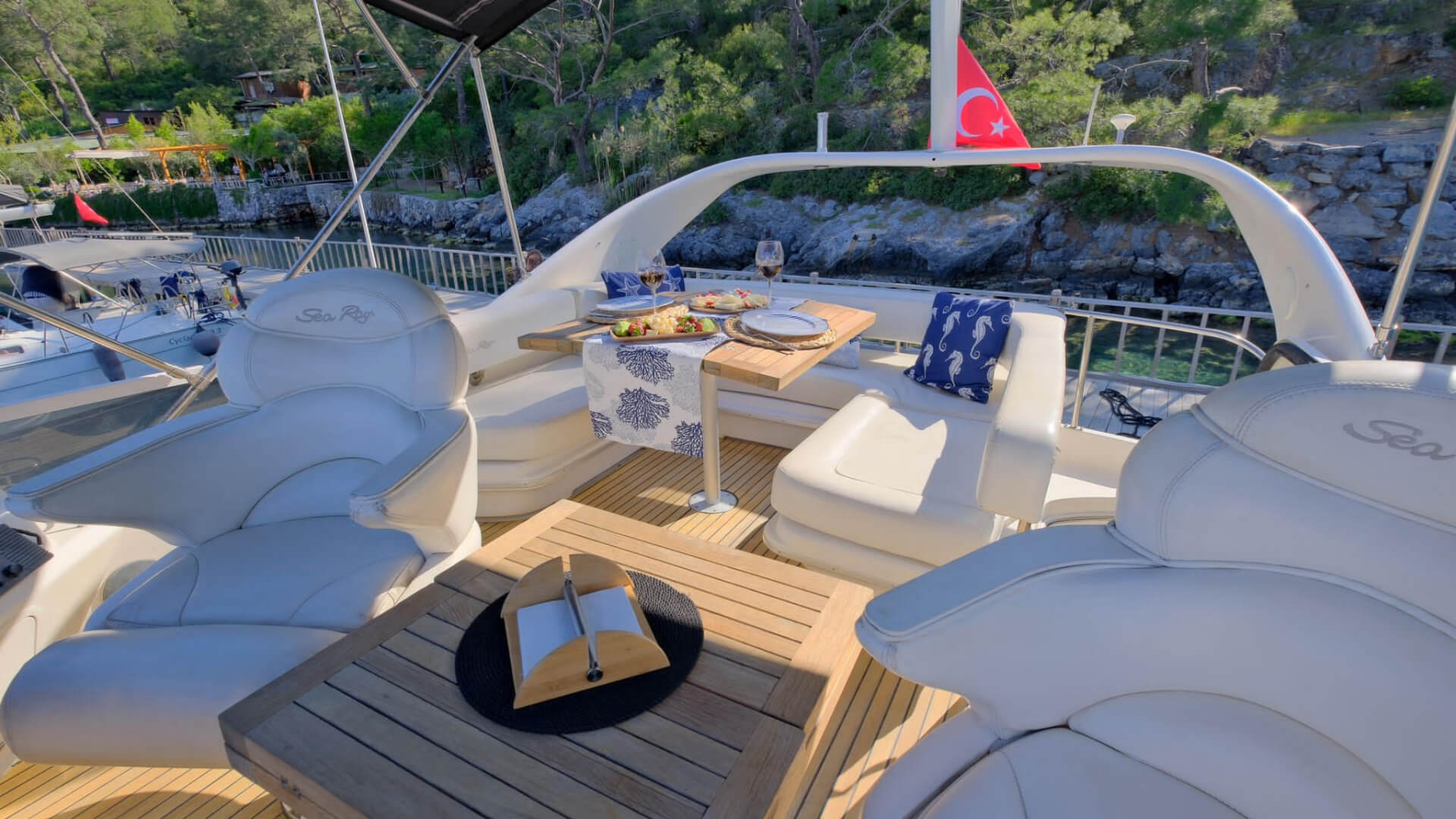 Göcek Kiralık Searay 400 sedan bridge 2 Kabin 14 Metre