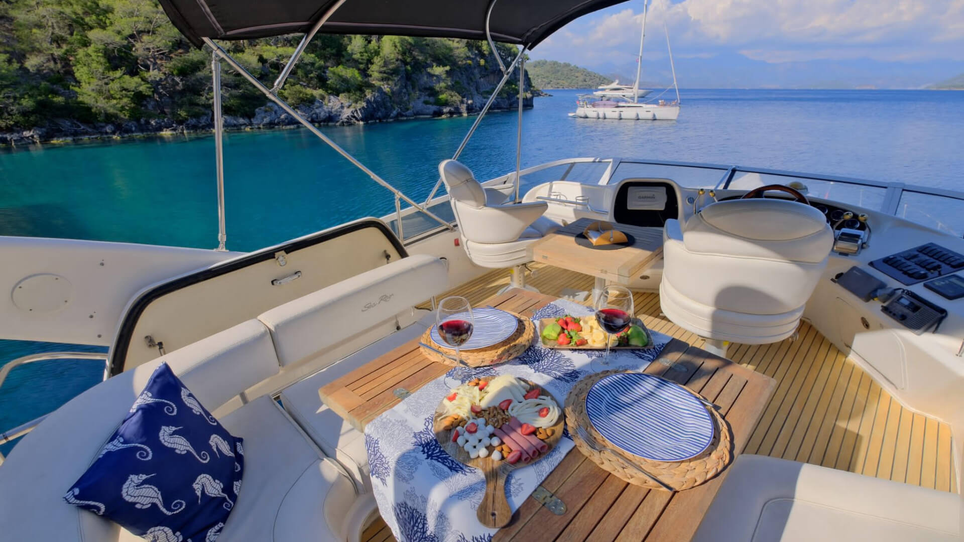 Göcek Kiralık Searay 400 sedan bridge 2 Kabin 14 Metre