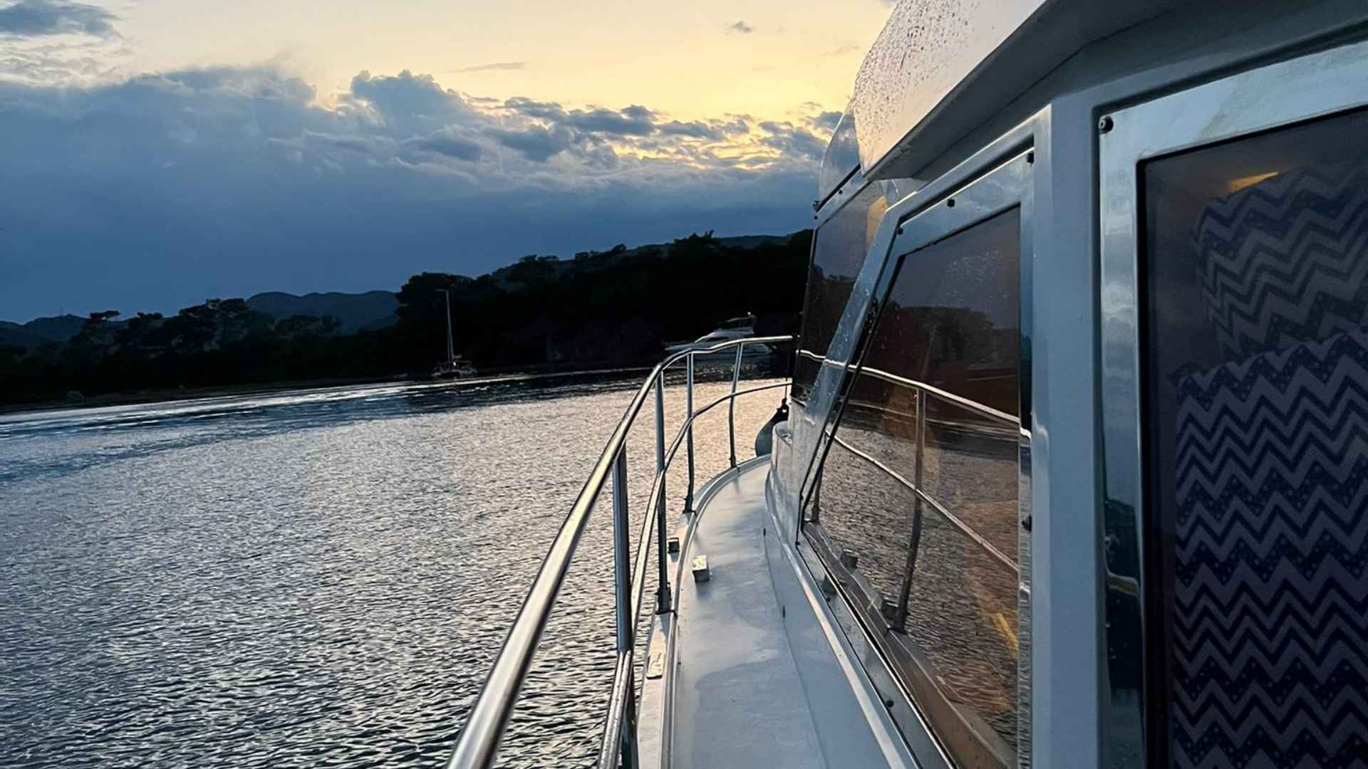Göcekte 4 Kişilik 16 m Lüx Teknede Yat Tatili