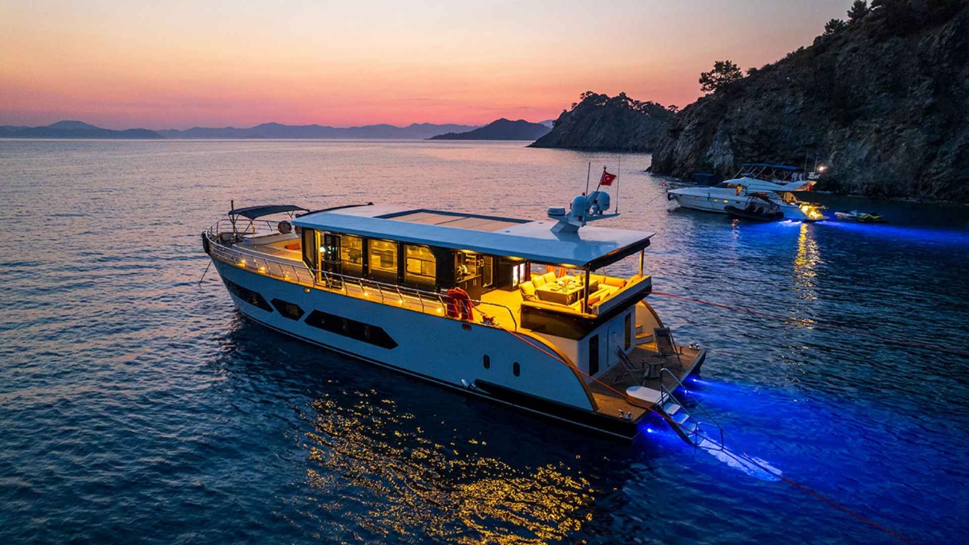 Mavi Yolculukta Şıklık ve Huzuru Bir Arada Sunan Trawler