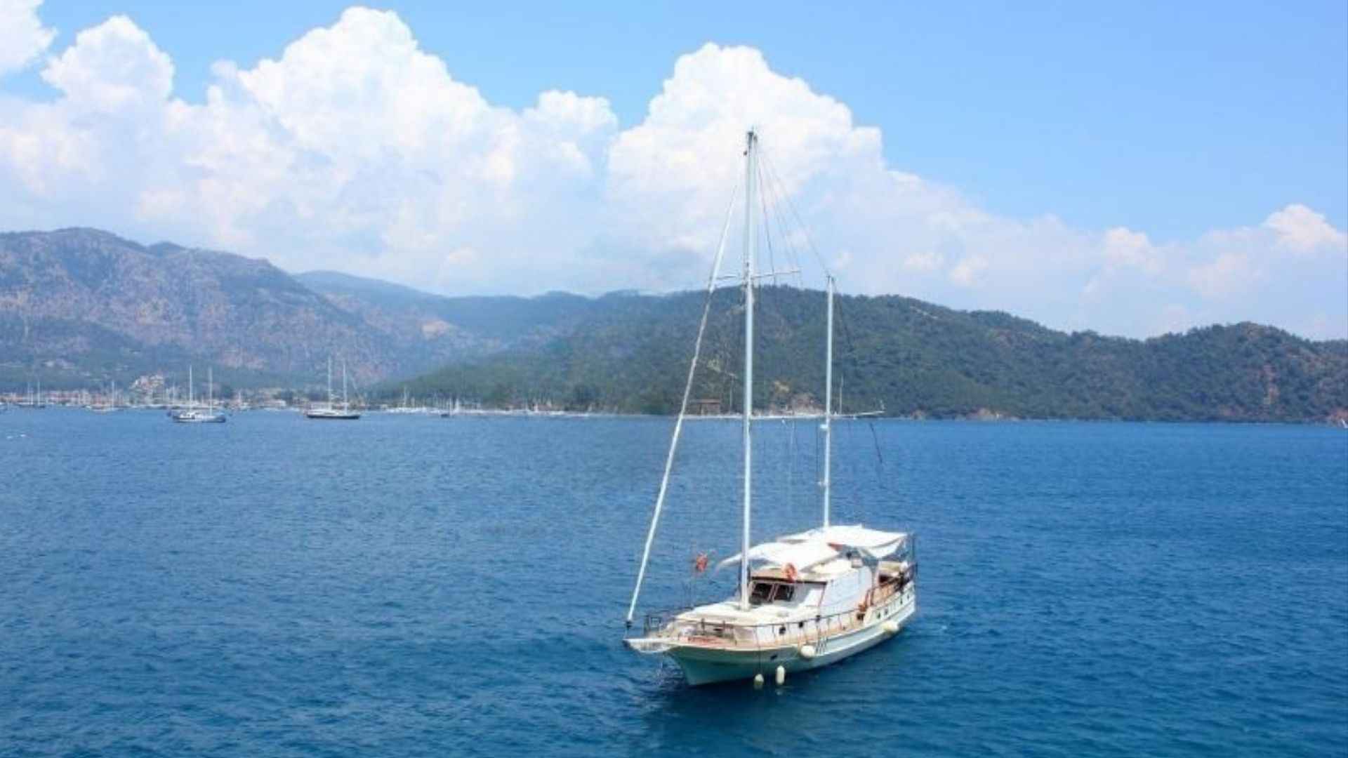 Premium 18 Metre Yelkenli – Lüks ve Konforlu Mavi Yolculuk Deneyimi