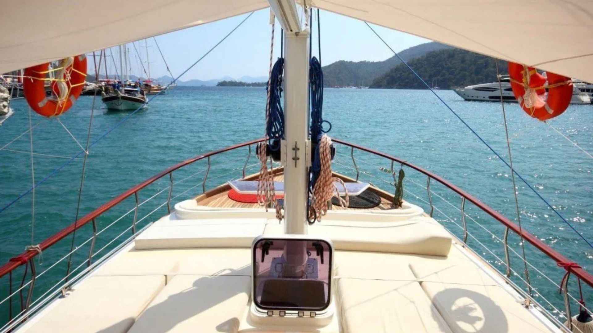 Premium 18 Metre Yelkenli – Lüks ve Konforlu Mavi Yolculuk Deneyimi