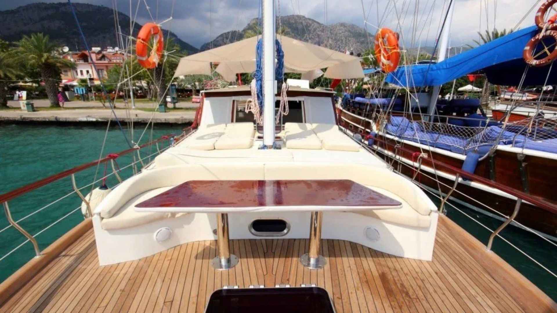 Premium 18 Metre Yelkenli – Lüks ve Konforlu Mavi Yolculuk Deneyimi