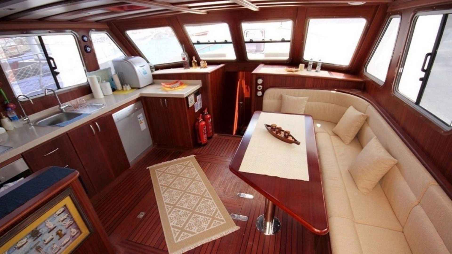 Premium 18 Metre Yelkenli – Lüks ve Konforlu Mavi Yolculuk Deneyimi