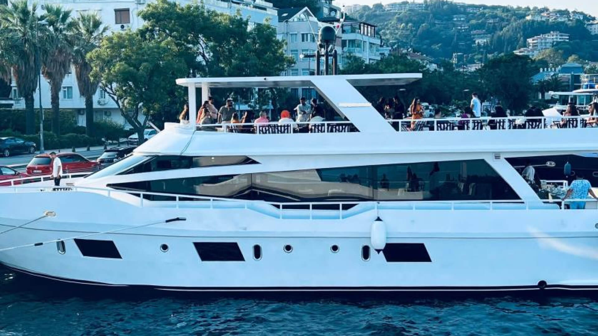 İstanbul Boğazı Davet Teknesi Kiralama 70 Kişi