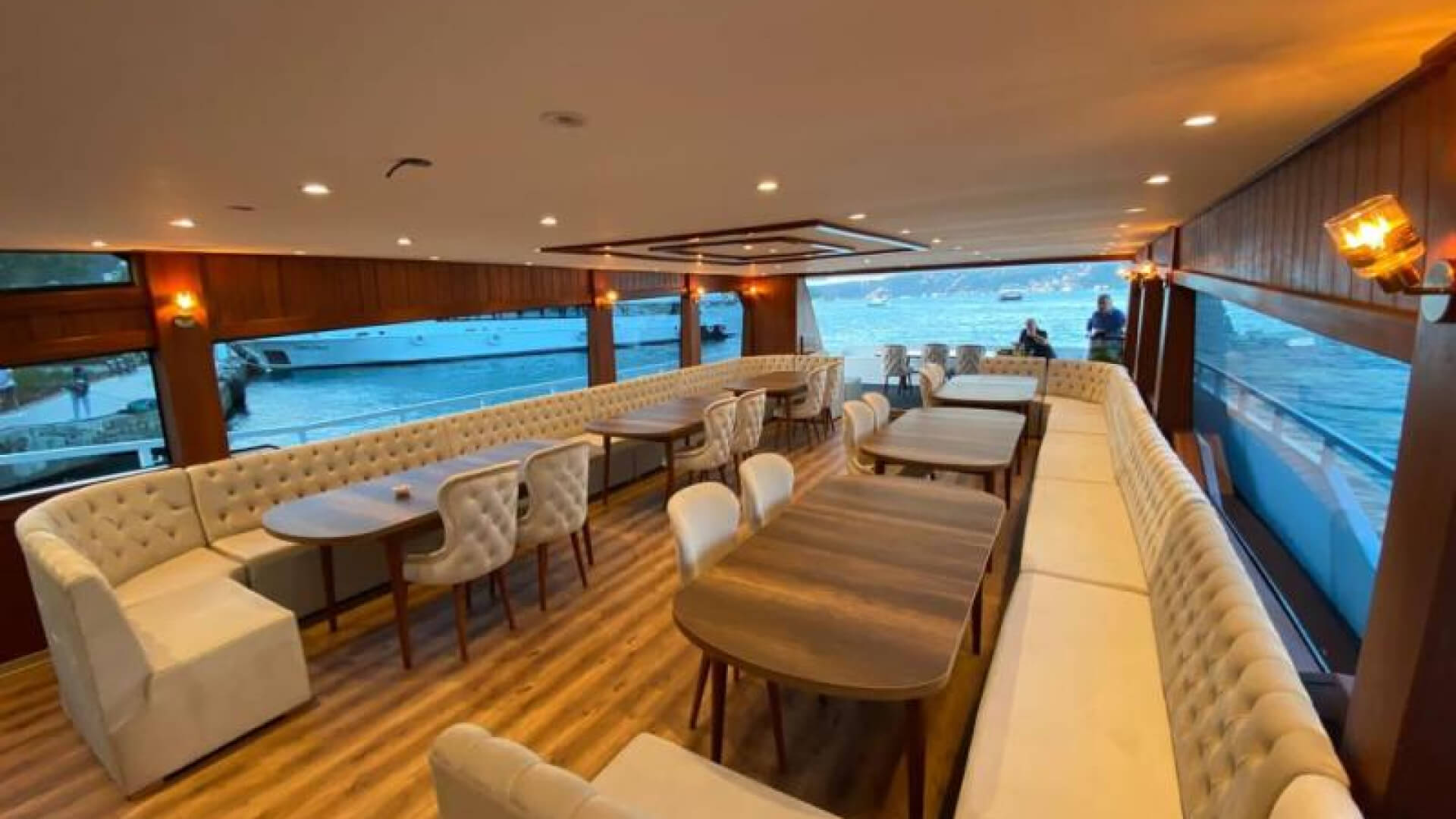 İstanbul Boğazı Davet Teknesi Kiralama 70 Kişi
