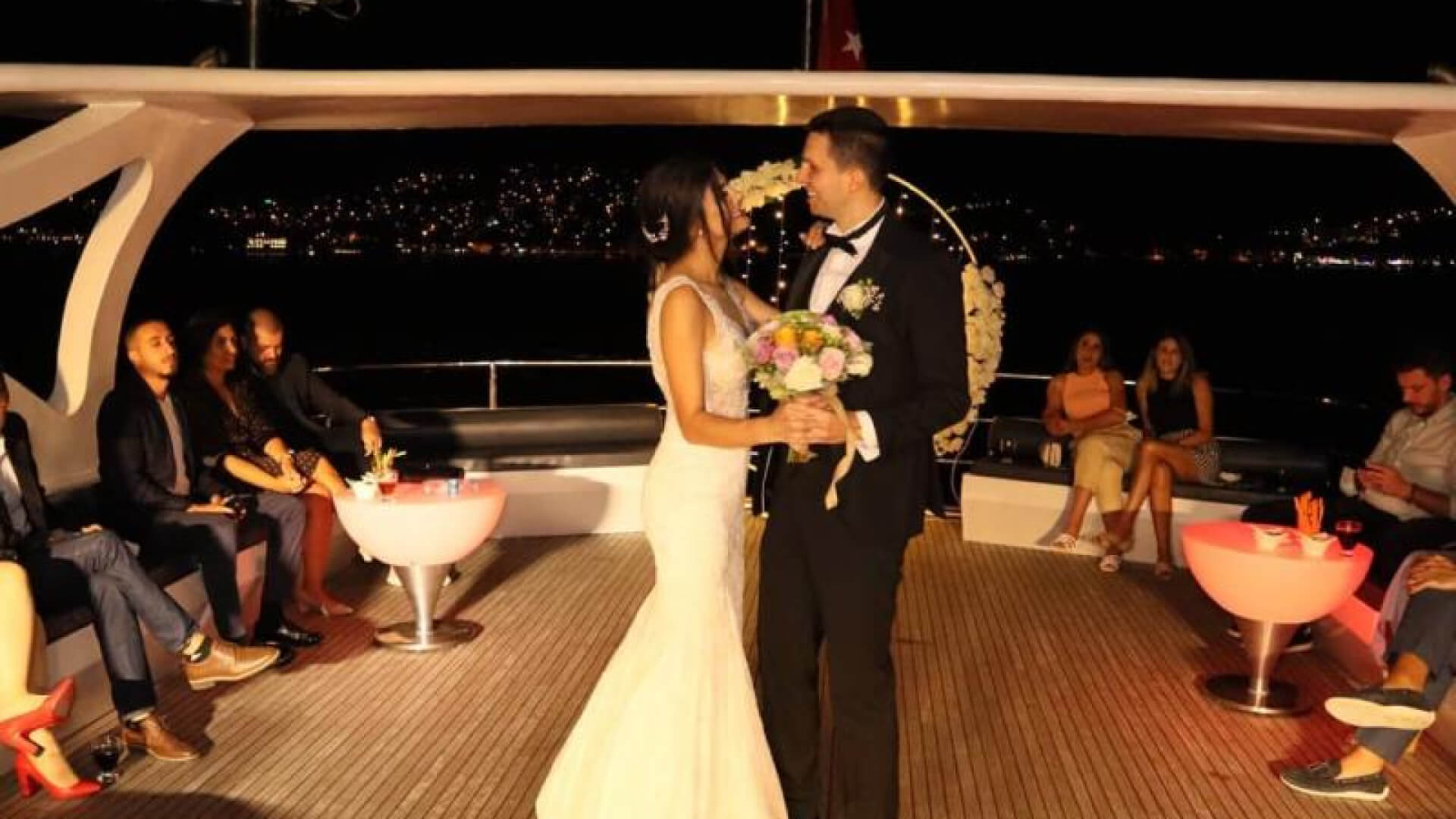 Saatlik Davet Teknesi Kiralama 42 Kişilik 26 Metre