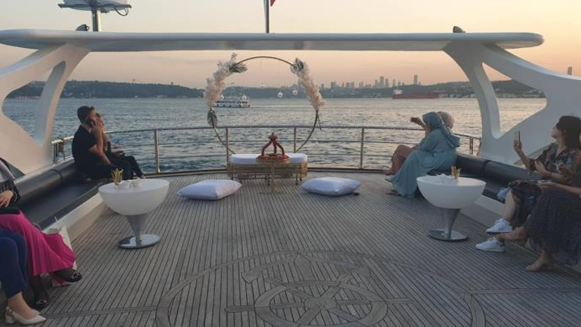 Saatlik Davet Teknesi Kiralama 42 Kişilik 26 Metre