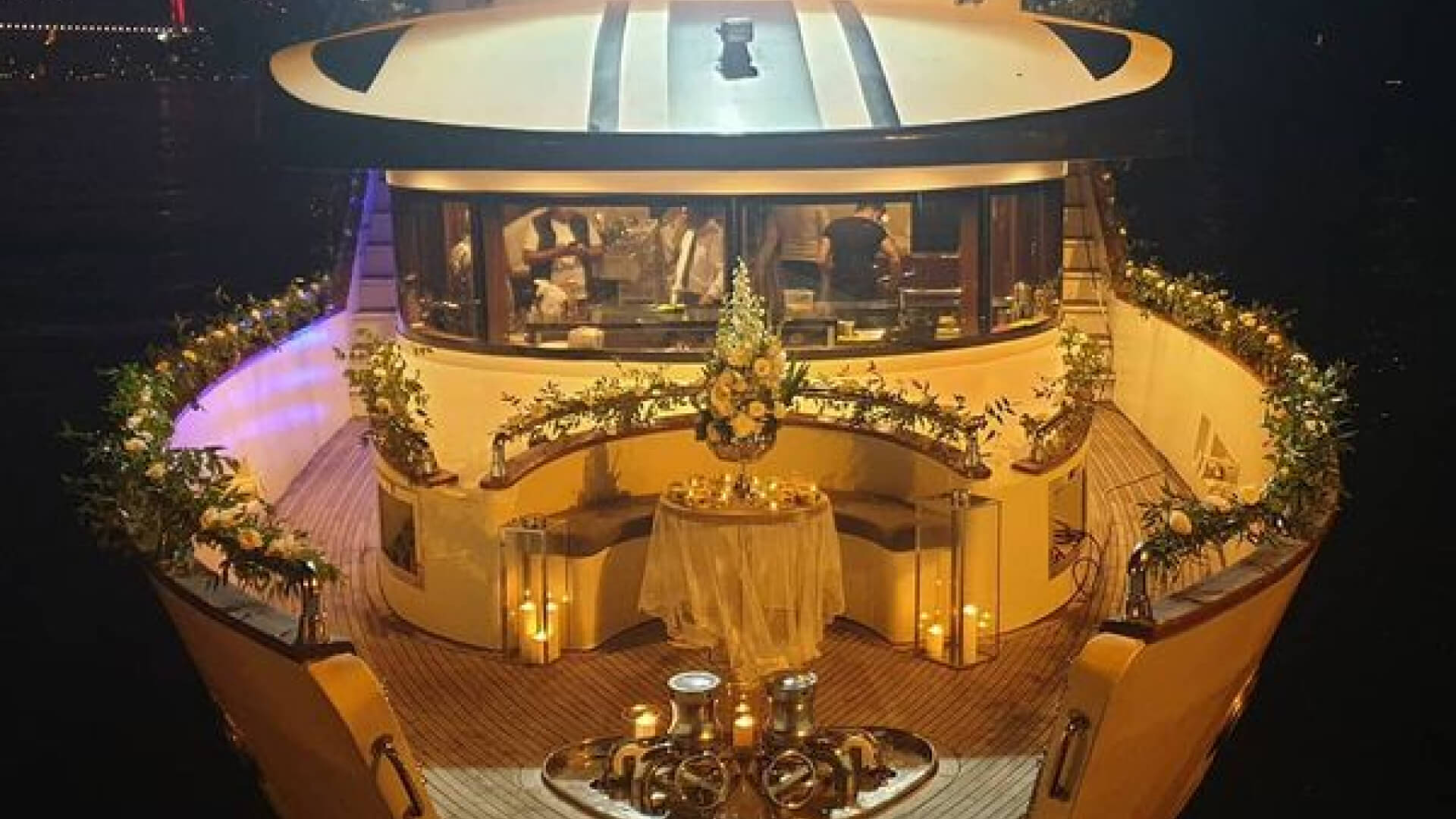Saatlik Davet Teknesi Kiralama 42 Kişilik 26 Metre