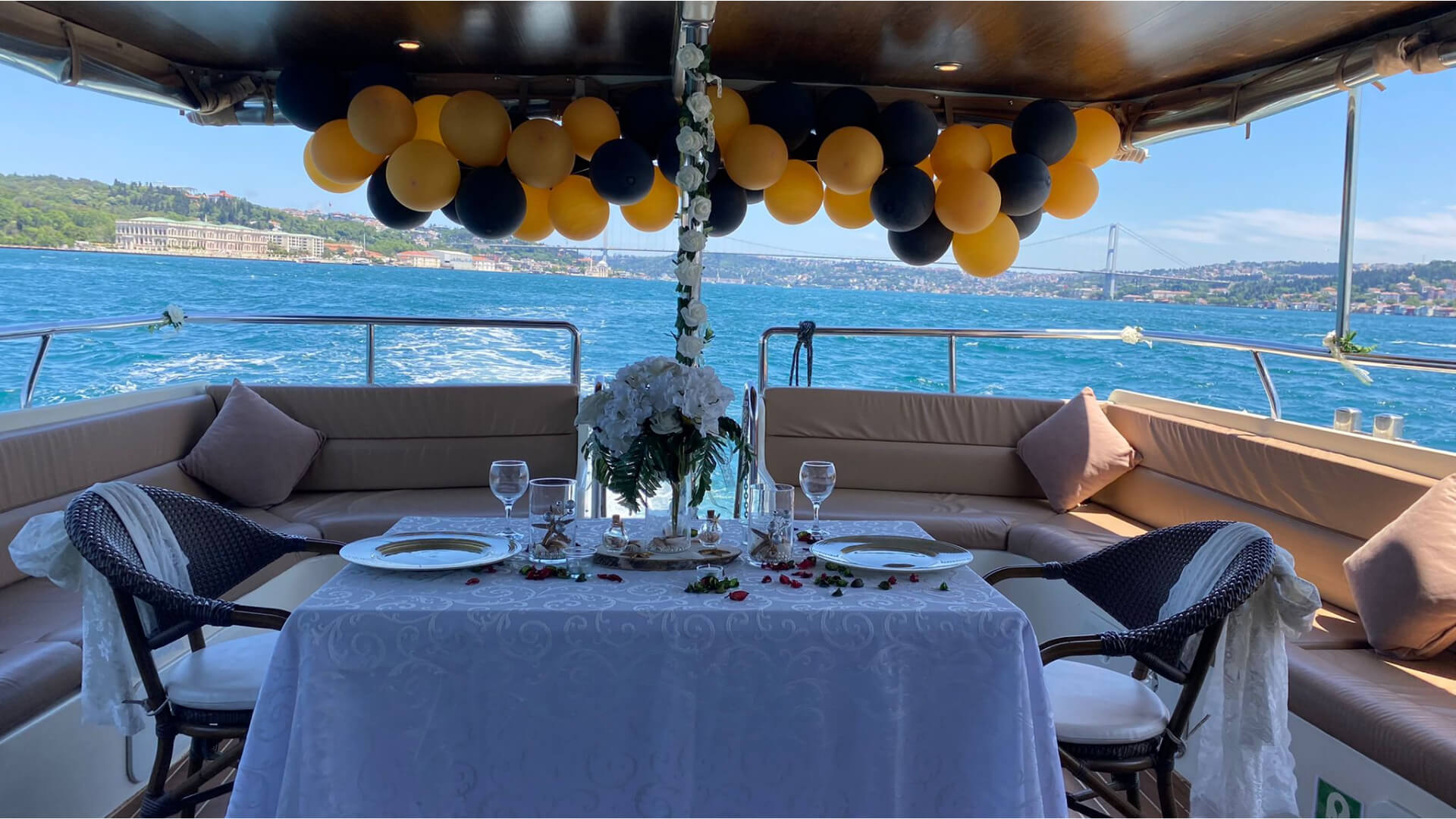 Saatlik Davet Teknesi Kiralama 35 Kişi 17 Metre