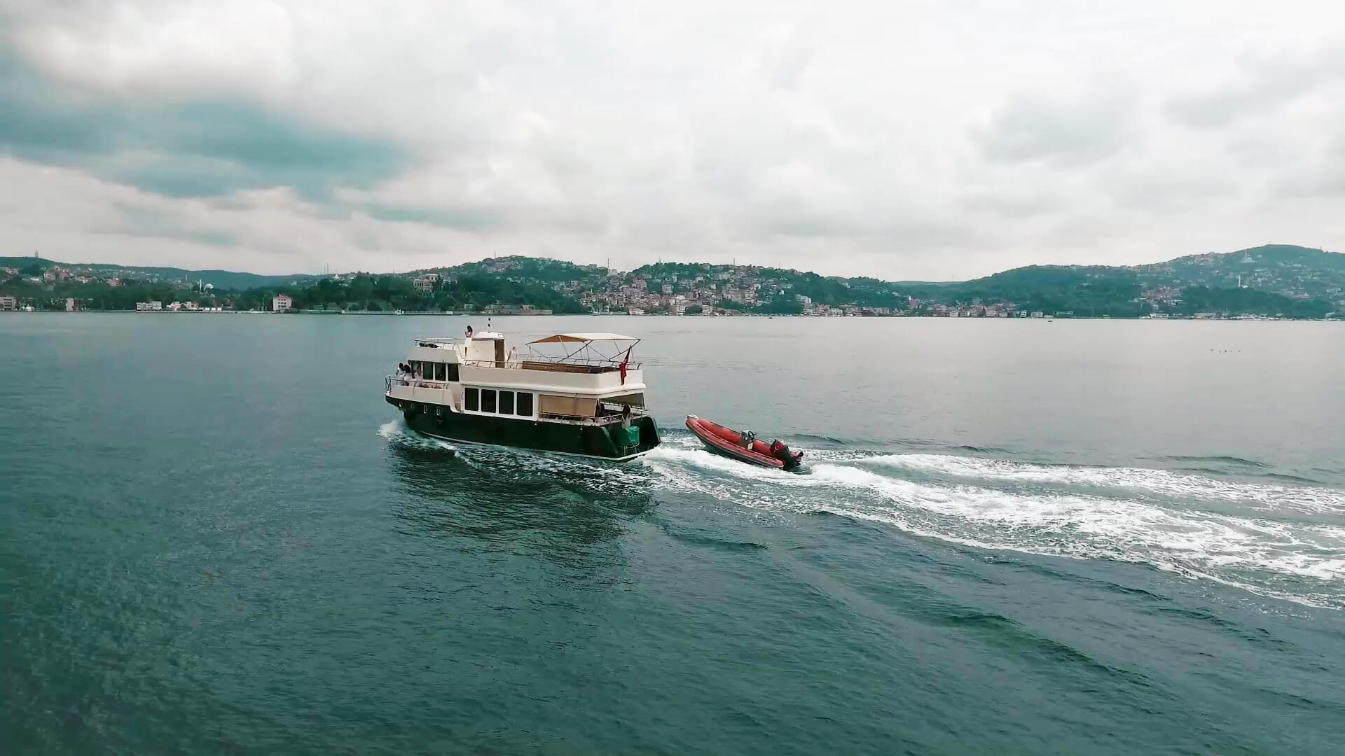Saatlik Davet Teknesi Kiralama 35 Kişi 17 Metre