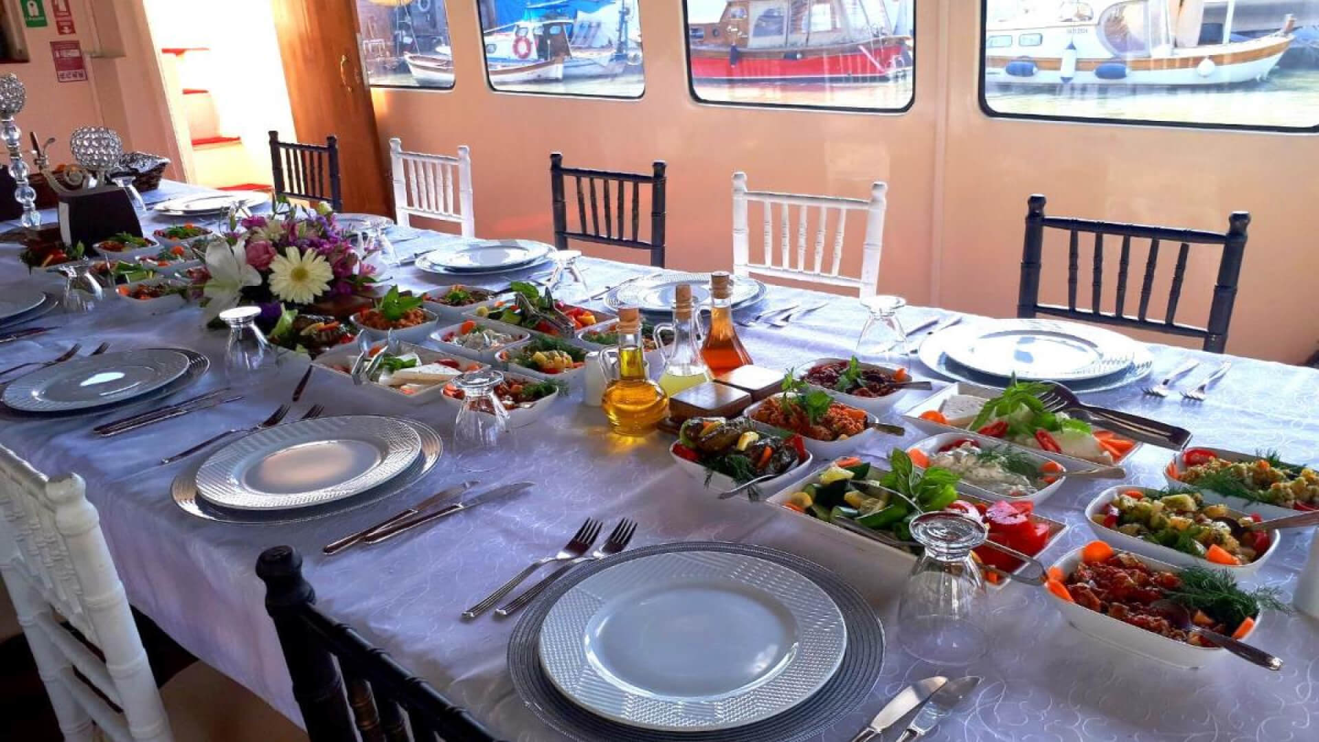 Saatlik Davet Teknesi Kiralama 35 Kişi 17 Metre