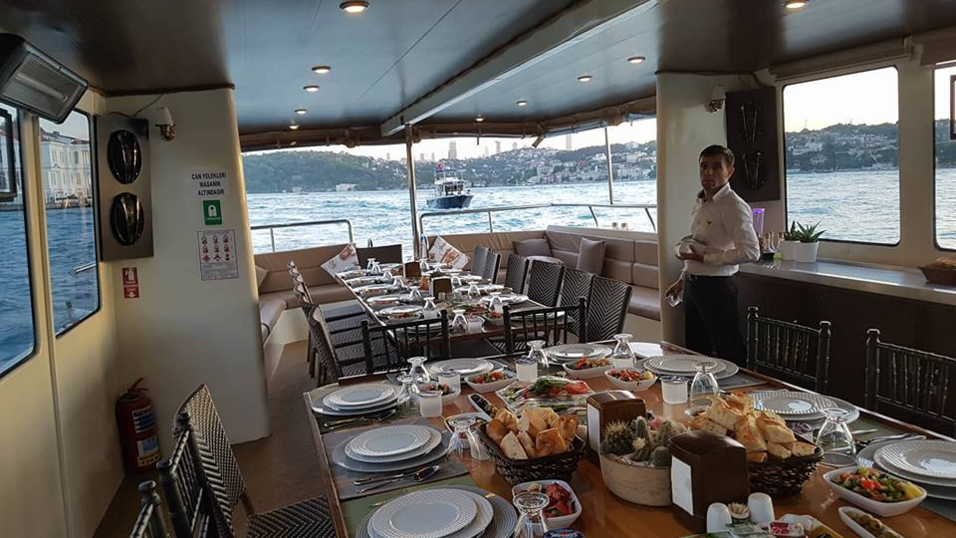 Saatlik Davet Teknesi Kiralama 35 Kişi 17 Metre