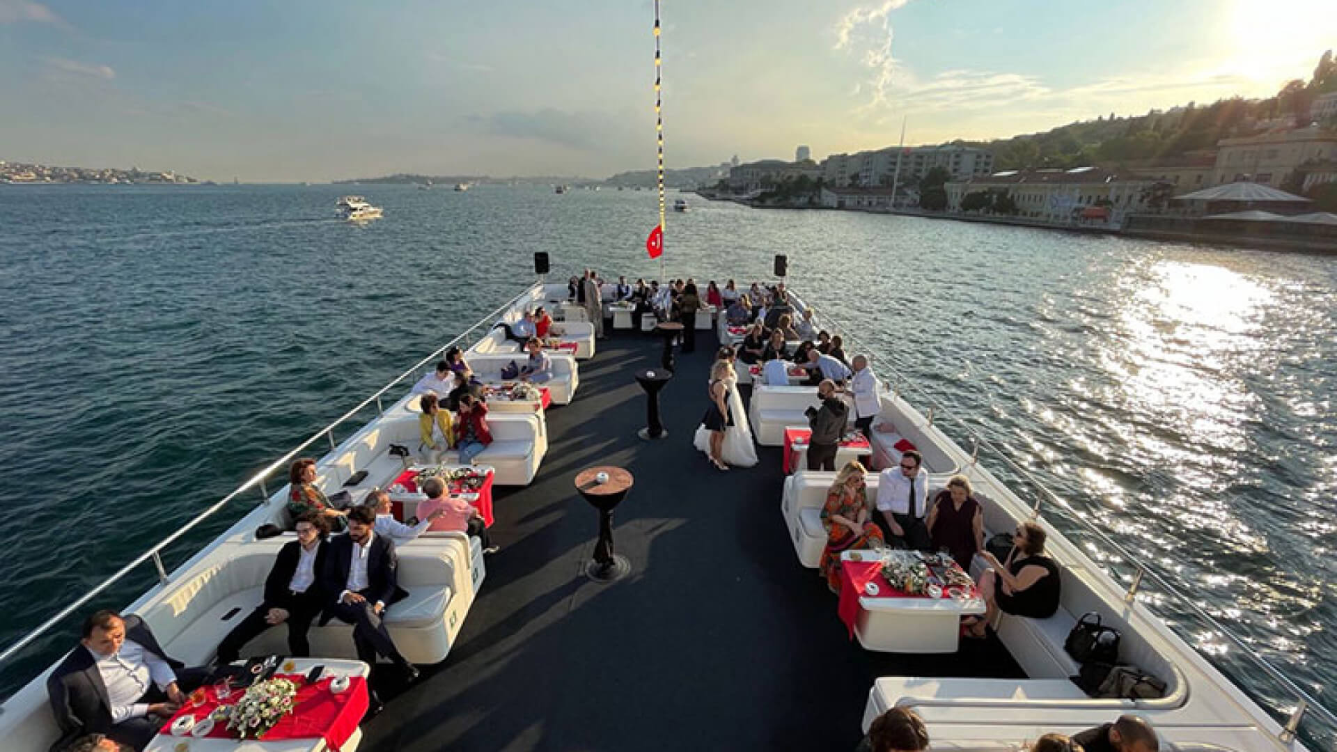 Saatlik Tekne Kiralama 450 Kişilik 40 Metre