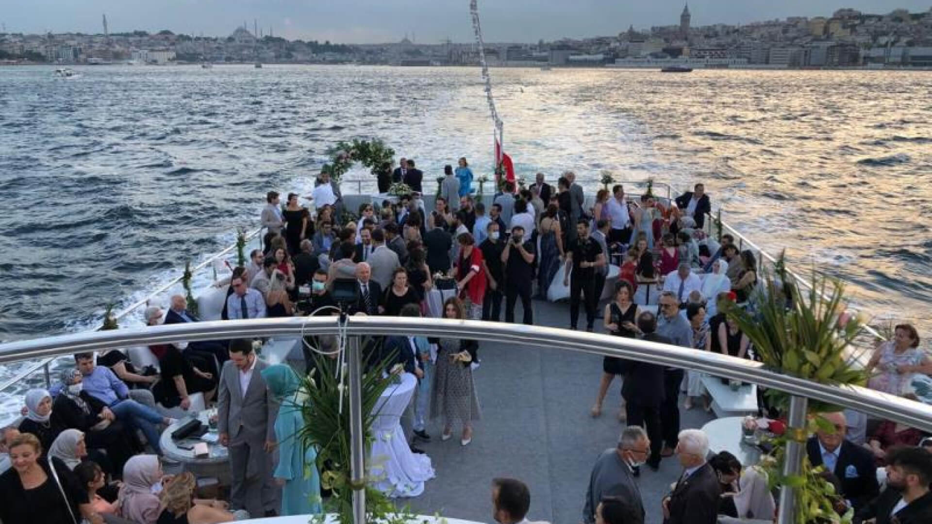 Saatlik Davet Teknesi kiralama 350 Kişi 43 Metre