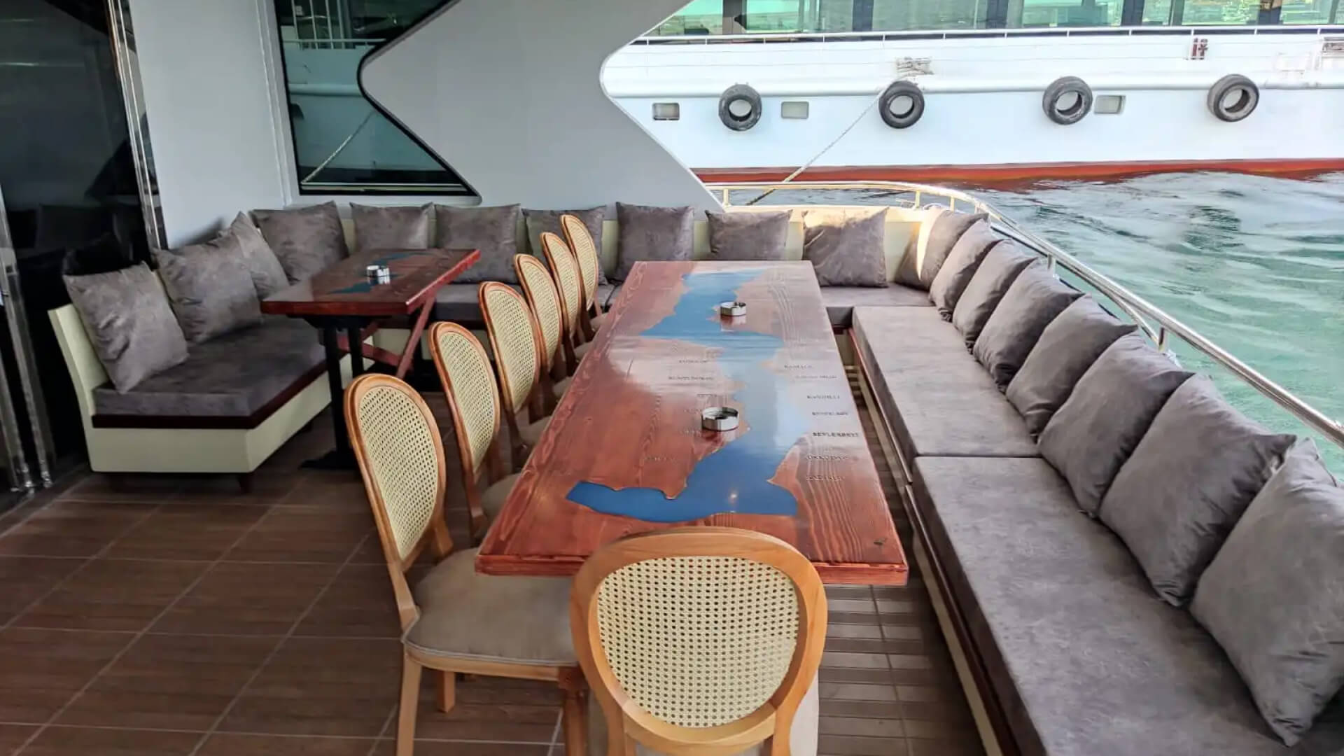 Saatlik Davet Tekne Kiralama 120 Kişilik 24 Metre