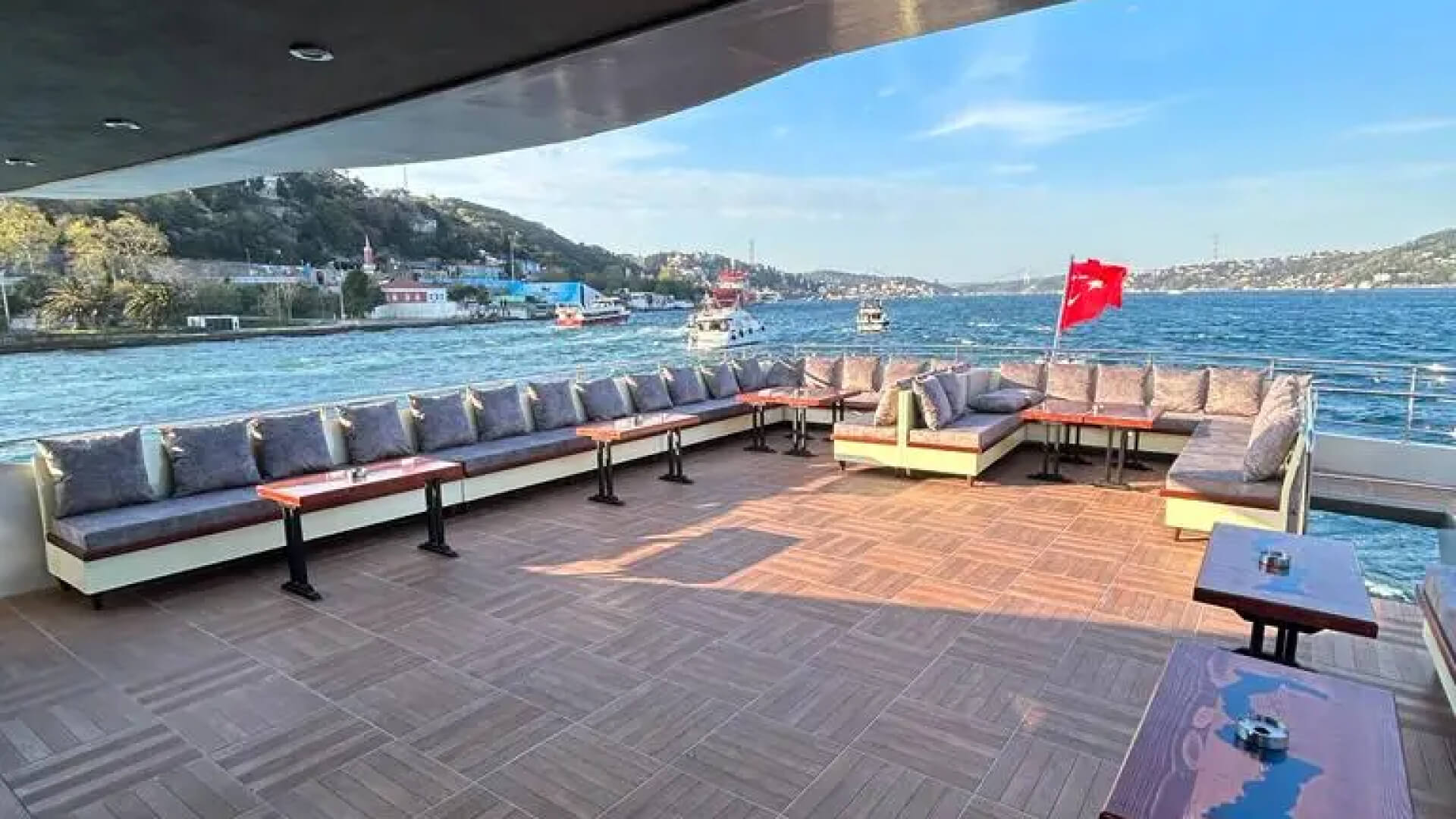 Saatlik Davet Tekne Kiralama 120 Kişilik 24 Metre