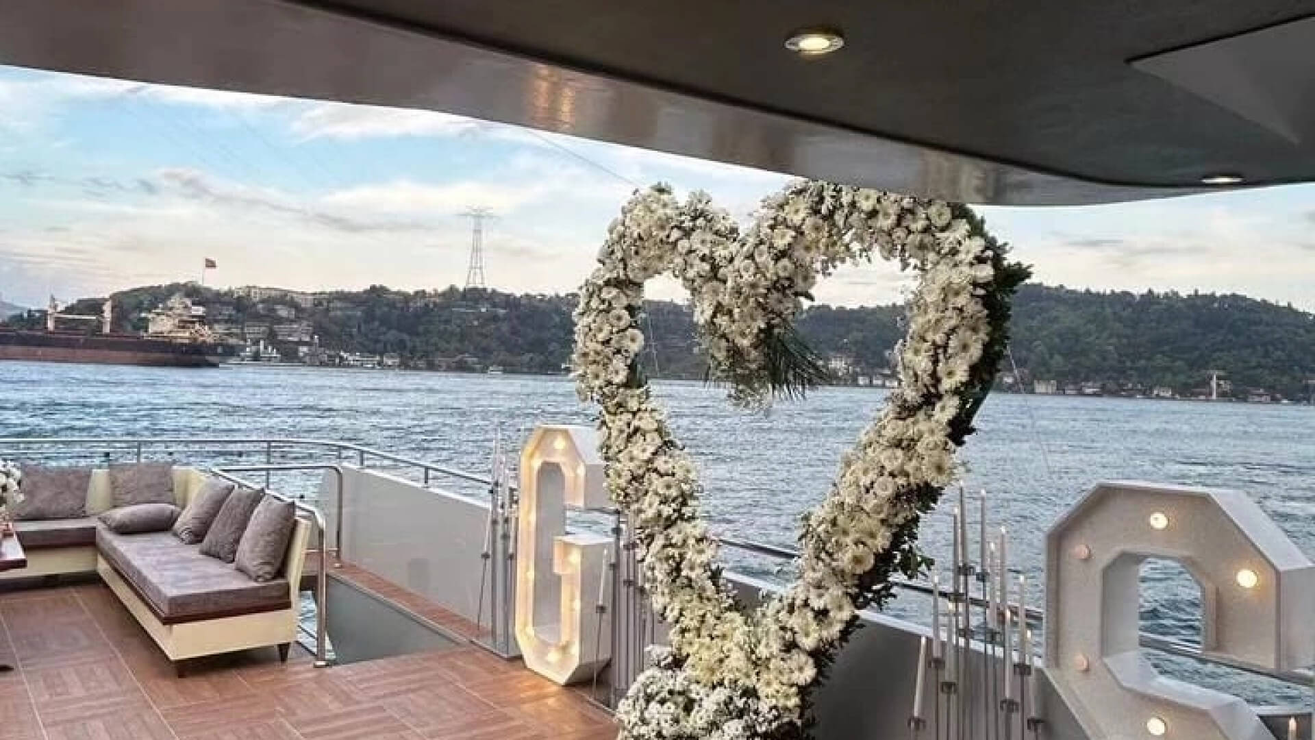 Saatlik Davet Tekne Kiralama 120 Kişilik 24 Metre