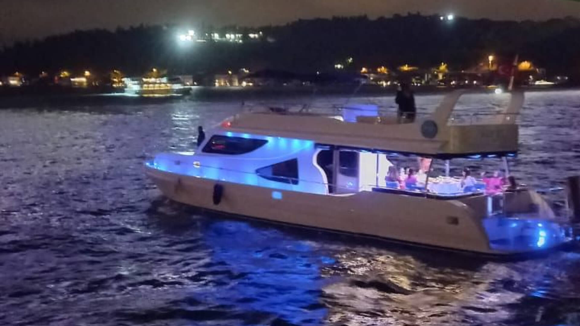 İstanbul Boğaz Turu Tekne Kiralama 19 Metre 25 Kişilik