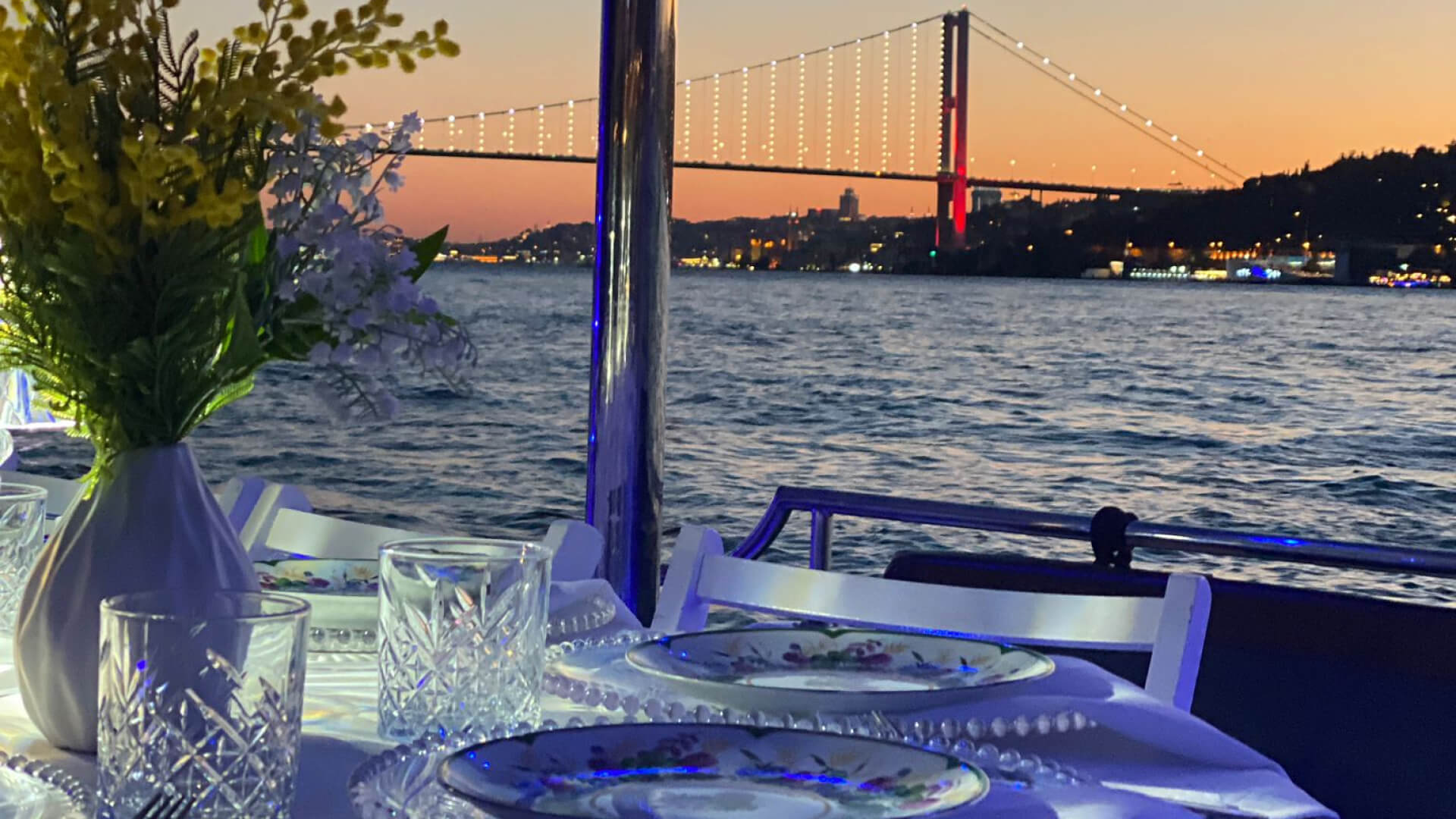 İstanbul Boğaz Turu Tekne Kiralama 19 Metre 25 Kişilik