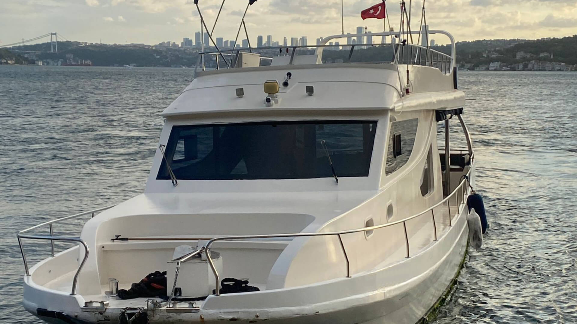 İstanbul Boğaz Turu Tekne Kiralama 19 Metre 25 Kişilik