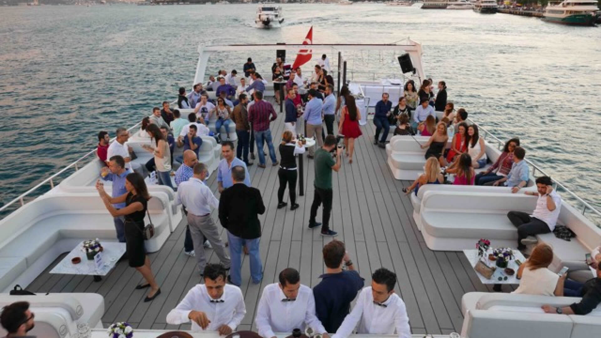 Saatlik Davet teknesi Kiralama 300 Kişilik 42 Metre