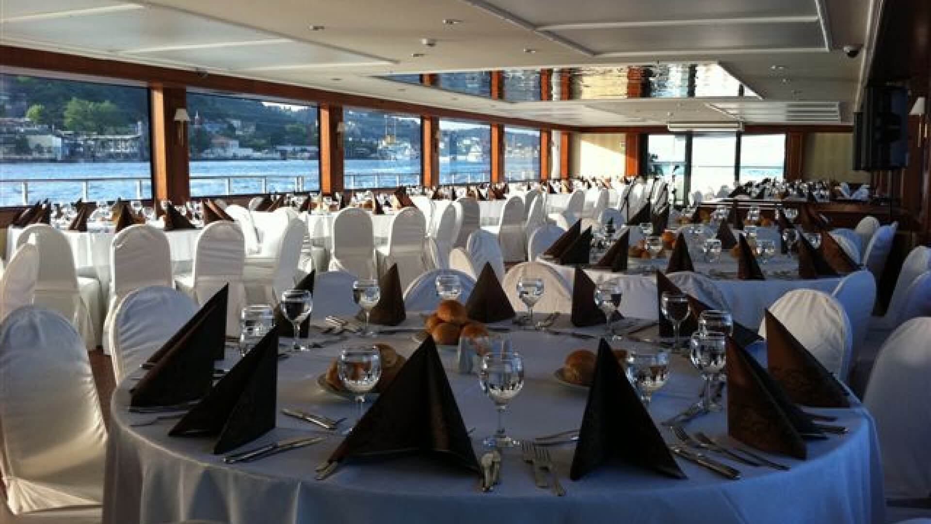 Saatlik Davet teknesi Kiralama 300 Kişilik 42 Metre