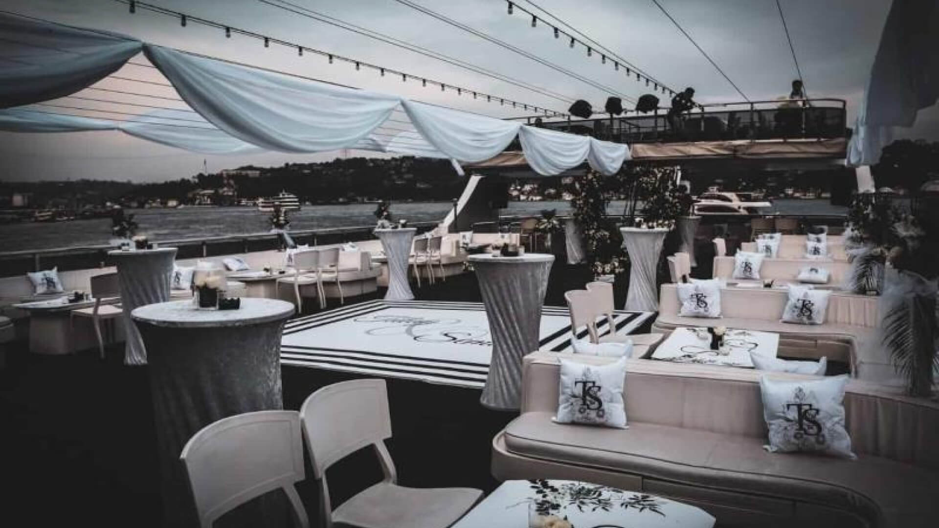 Saatlik Davet Teknesi Kiralama 500 Kişilik 42 Metre
