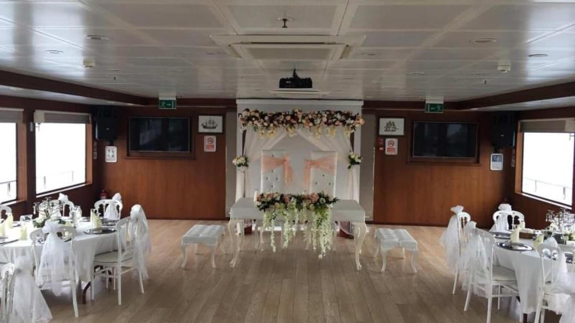 Saatlik Davet Teknesi Kiralama 500 Kişilik 42 Metre