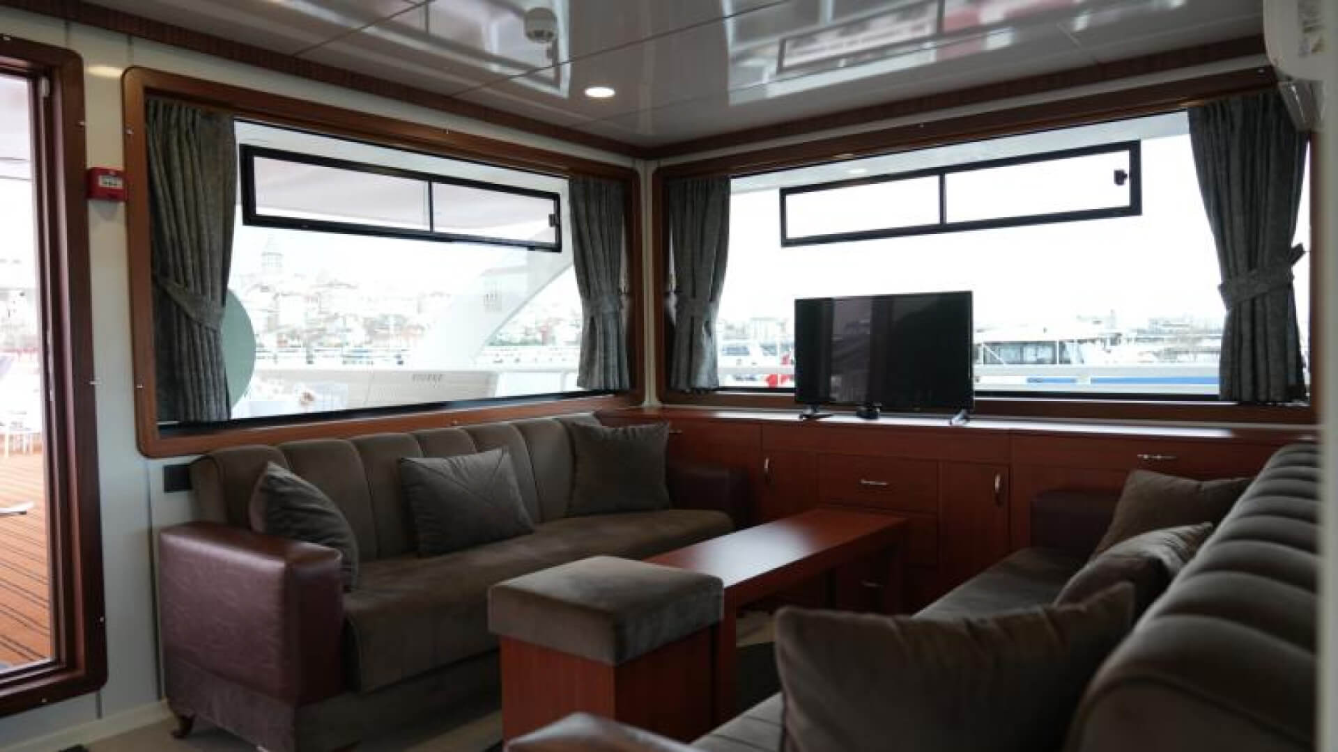 Saatlik Davet Teknesi Kiralama 150 Kişilik 24 Metre