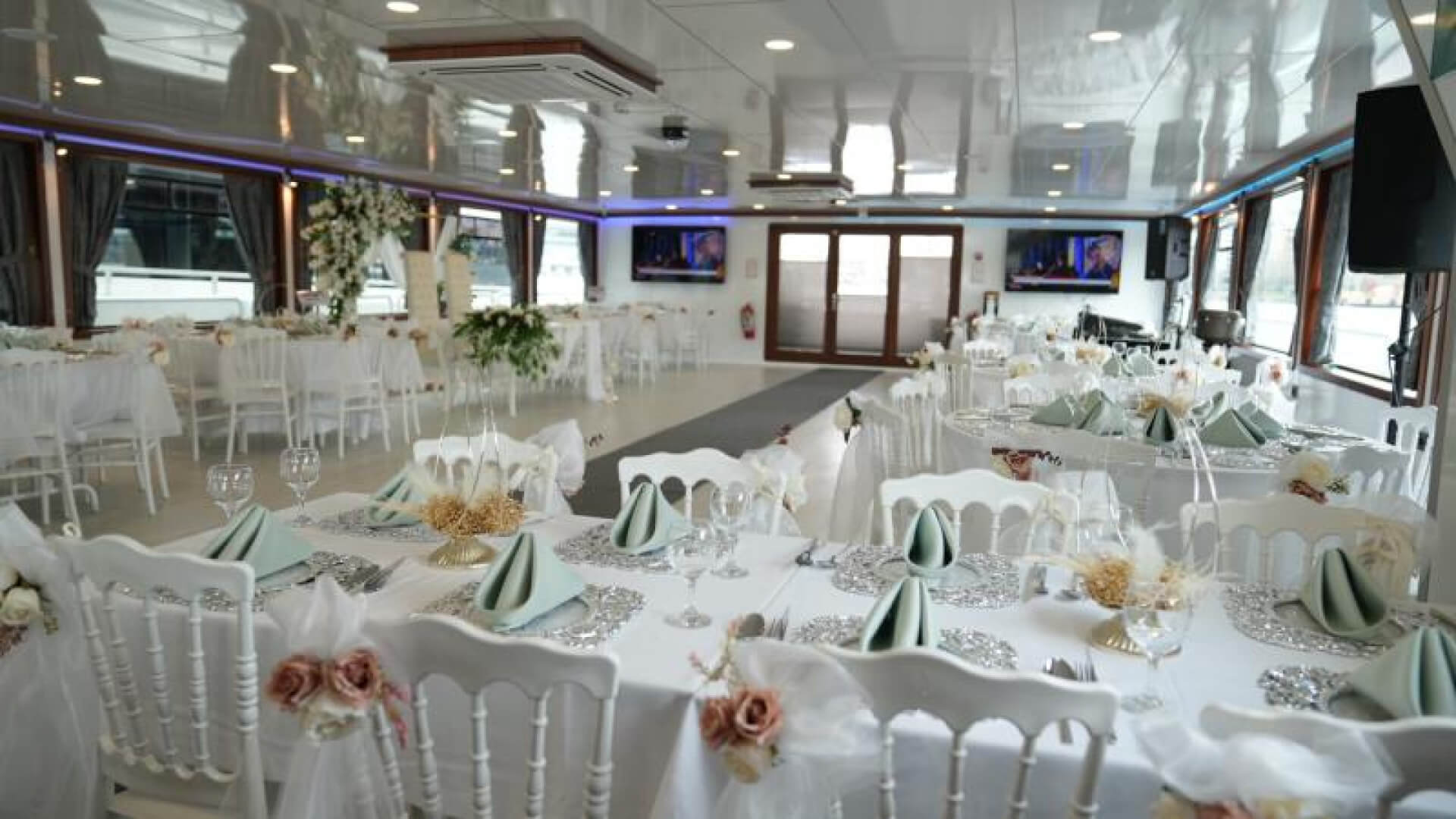Saatlik Davet Teknesi Kiralama 150 Kişilik 24 Metre
