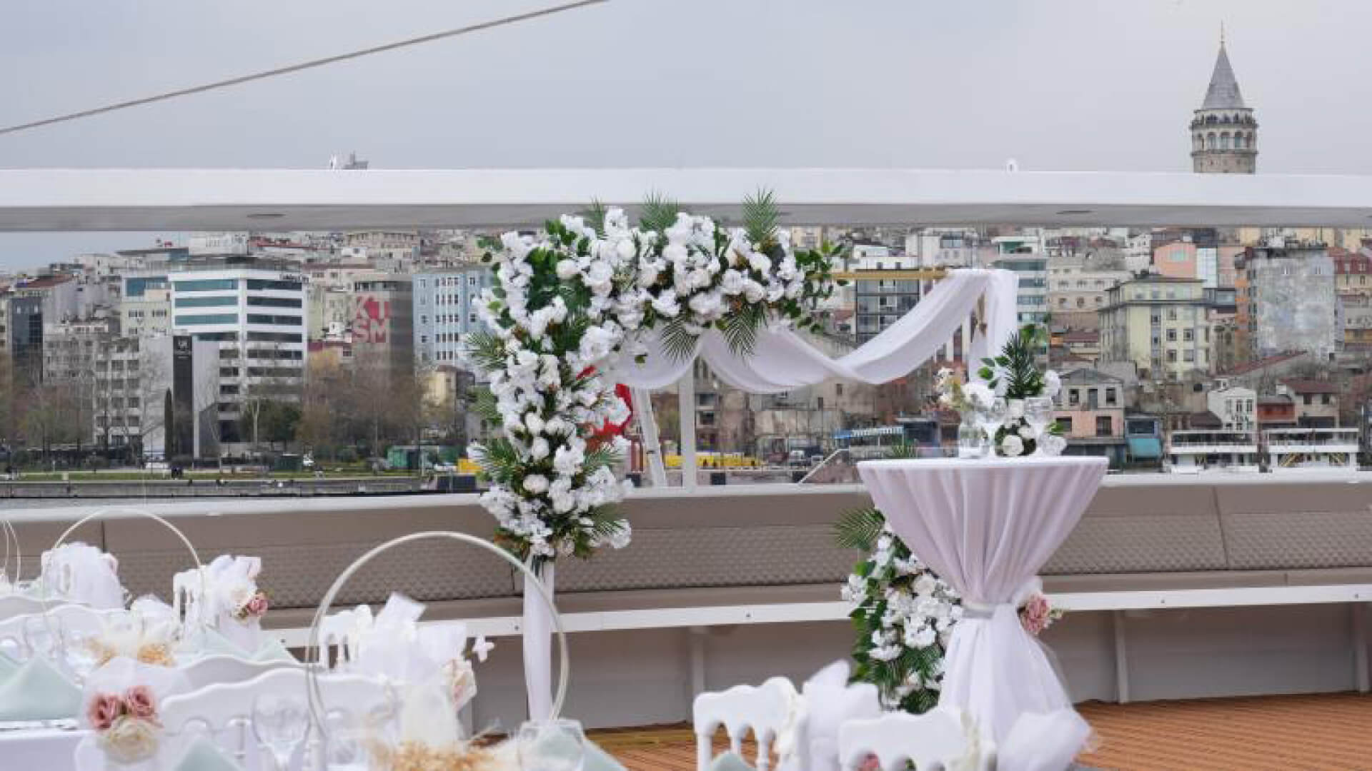 Saatlik Davet Teknesi Kiralama 150 Kişilik 24 Metre