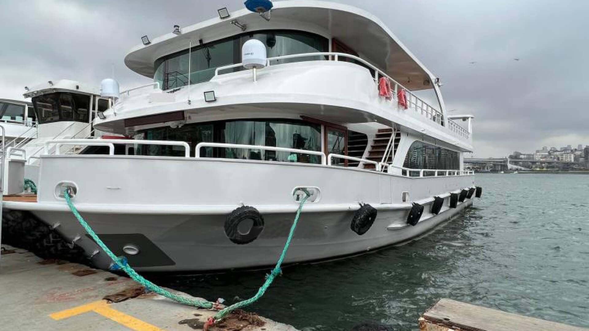Saatlik Davet Teknesi Kiralama 150 Kişilik 24 Metre