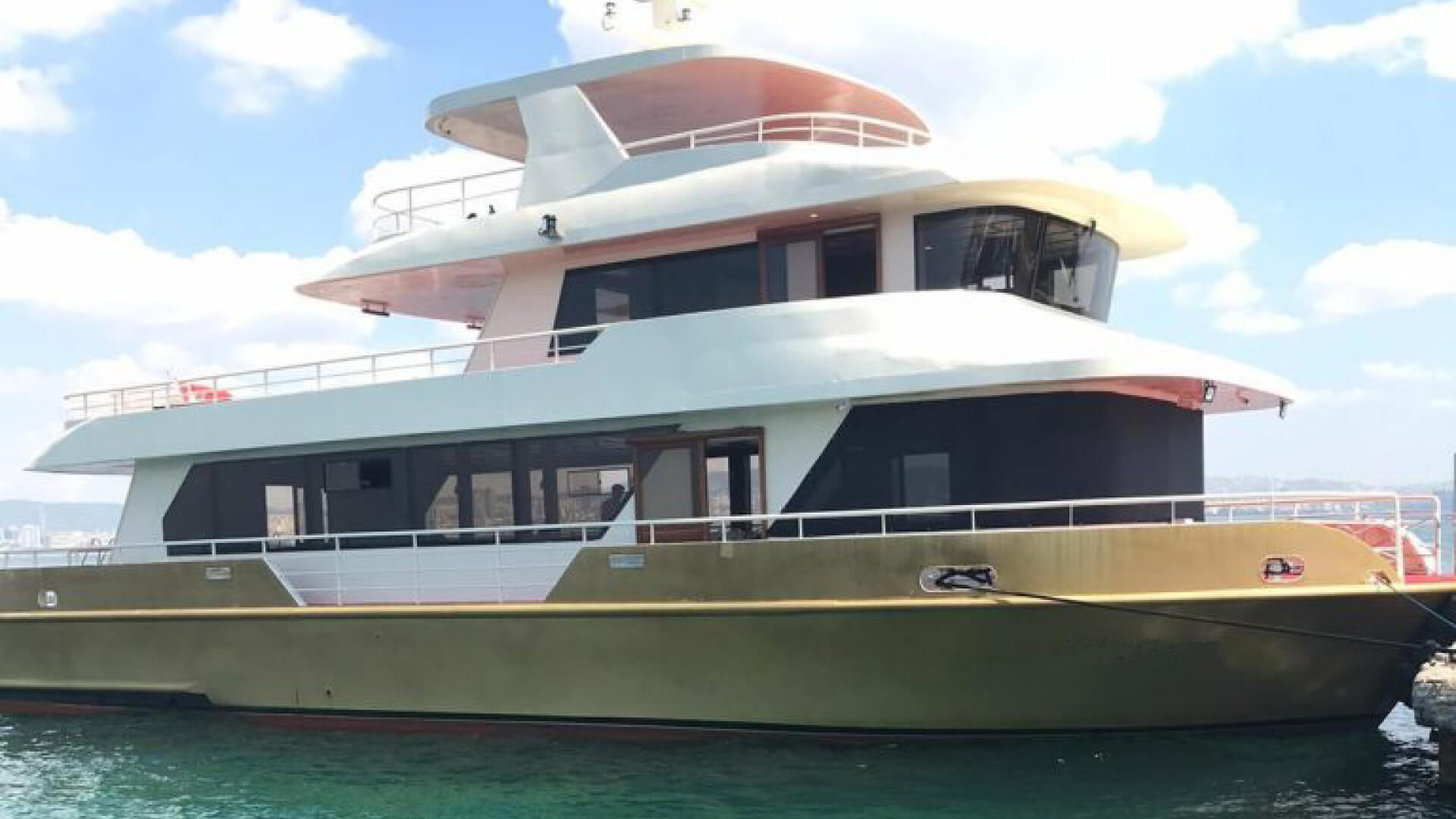 Saatlik Davet Teknesi Kiralama 100 Kişilik 24 Metre