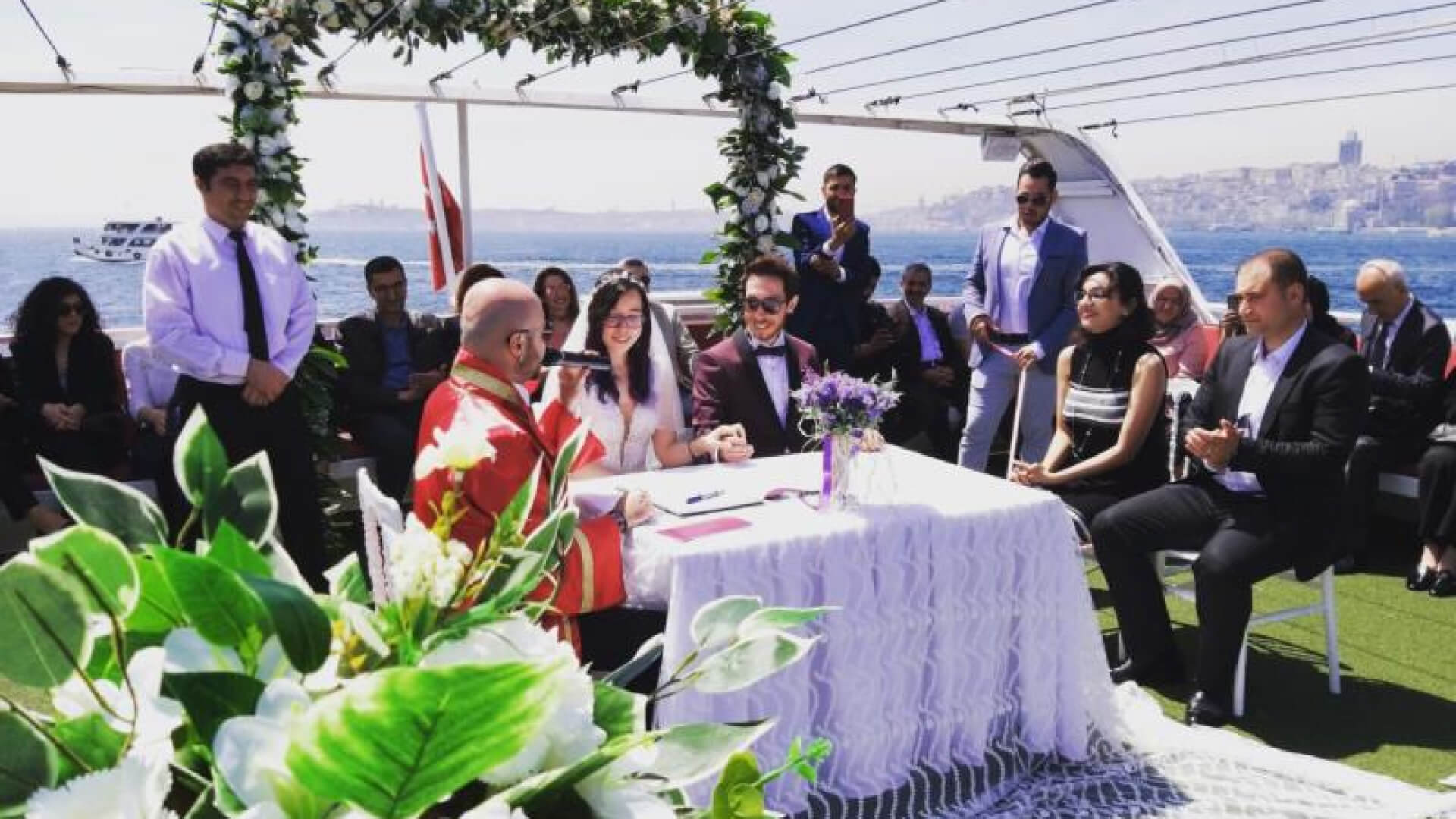 Saatlik Davet Teknesi Kiralama 250 Kişilik 34 Metre 