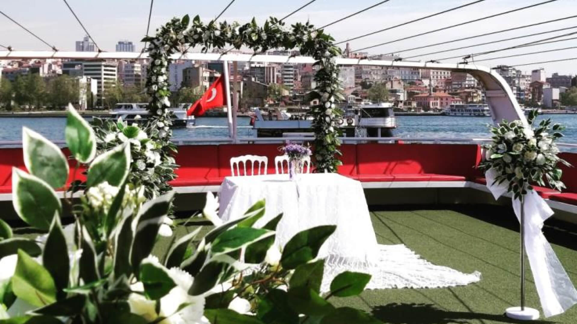 Saatlik Davet Teknesi Kiralama 250 Kişilik 34 Metre 