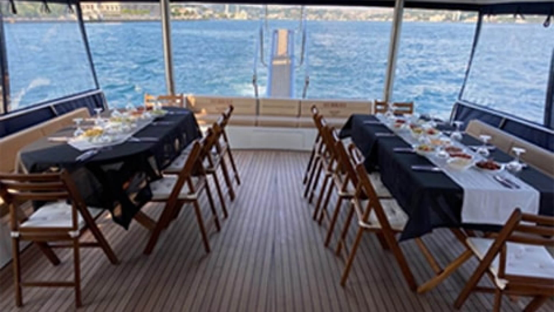 Saatlik Boğaz Turu Teknesi Kiralama 36 Kişilik 21 Metre 