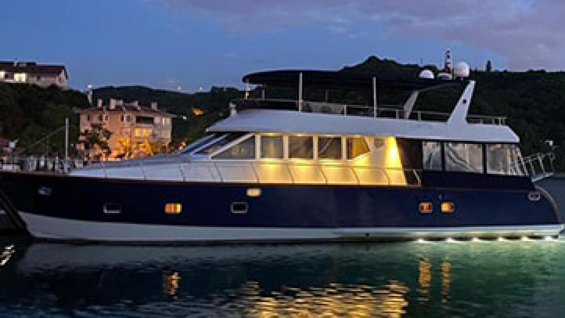 Saatlik Boğaz Turu Teknesi Kiralama 36 Kişilik 21 Metre 